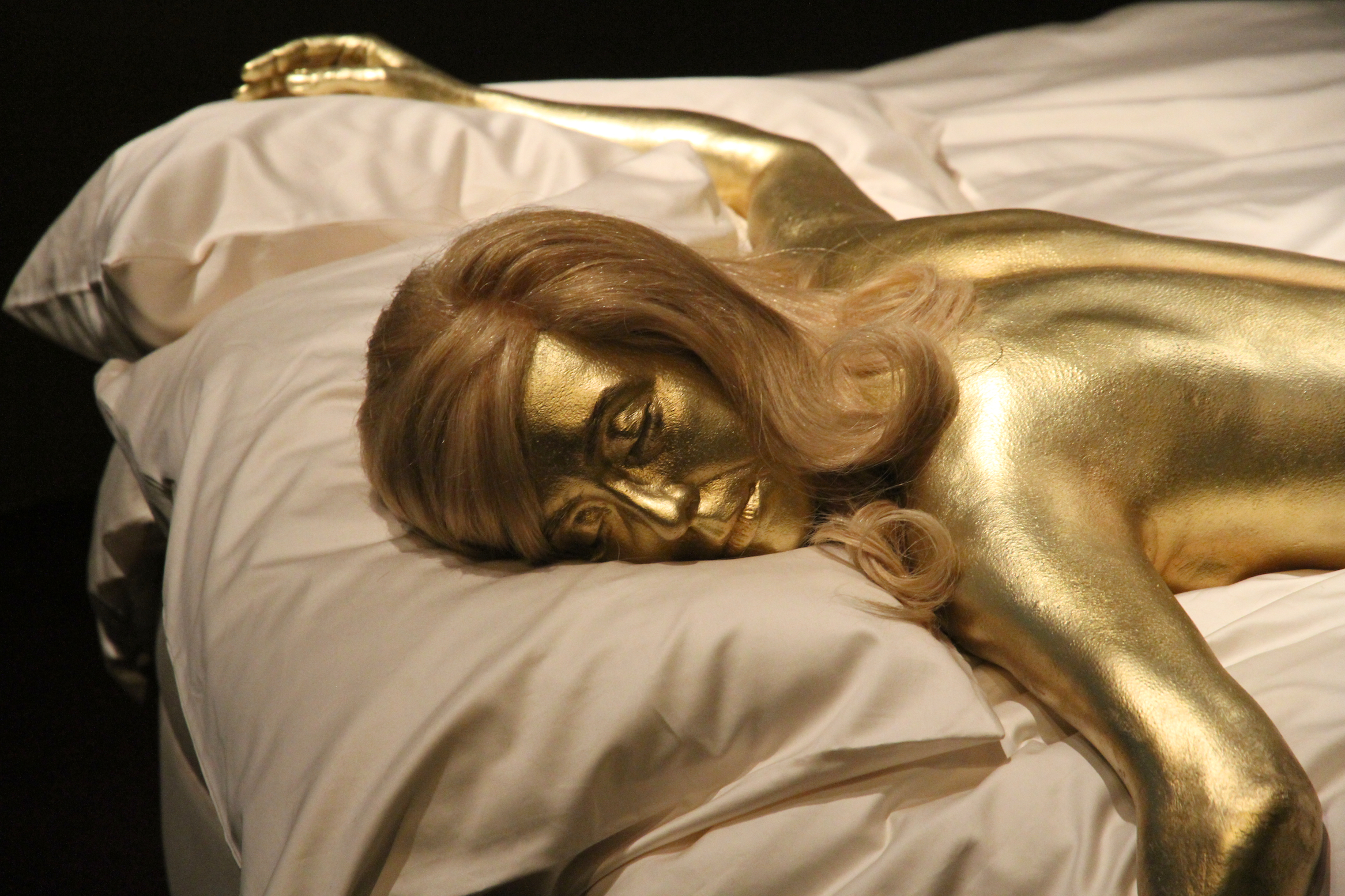 Reproducción de Shirley Eaton pintada de oro como Jill Masterson en la película "Goldfinger", el 5 de julio de 2012. | Fuente: Getty Images