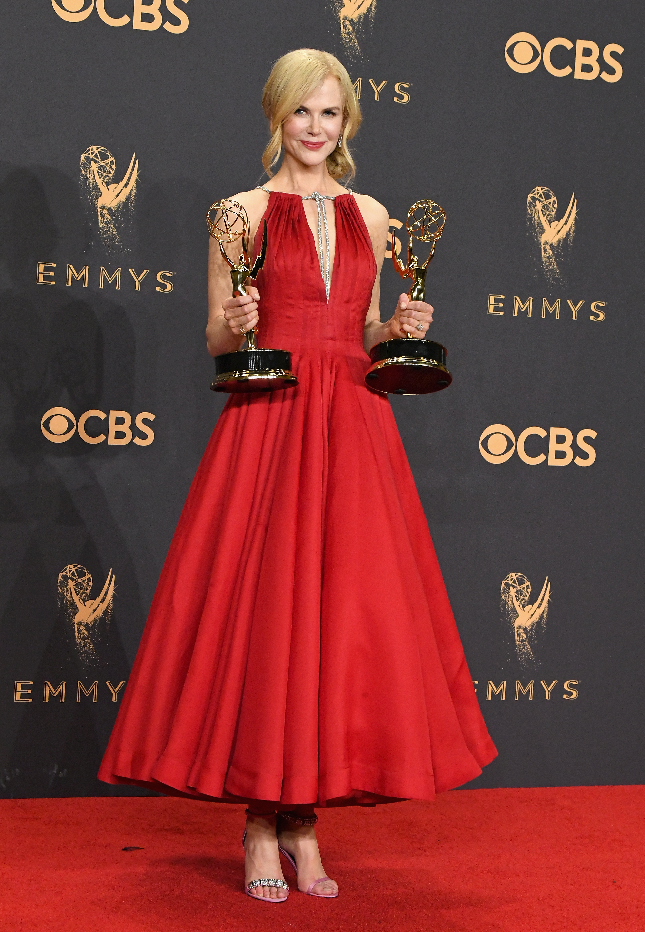 Kidman posó en la sala de prensa tras sus victorias por "Big Little Lies". Sosteniendo dos estatuillas del Emmy, cerró la noche con un reconocimiento tanto por su trabajo actoral como de producción. | Fuente: Getty Images