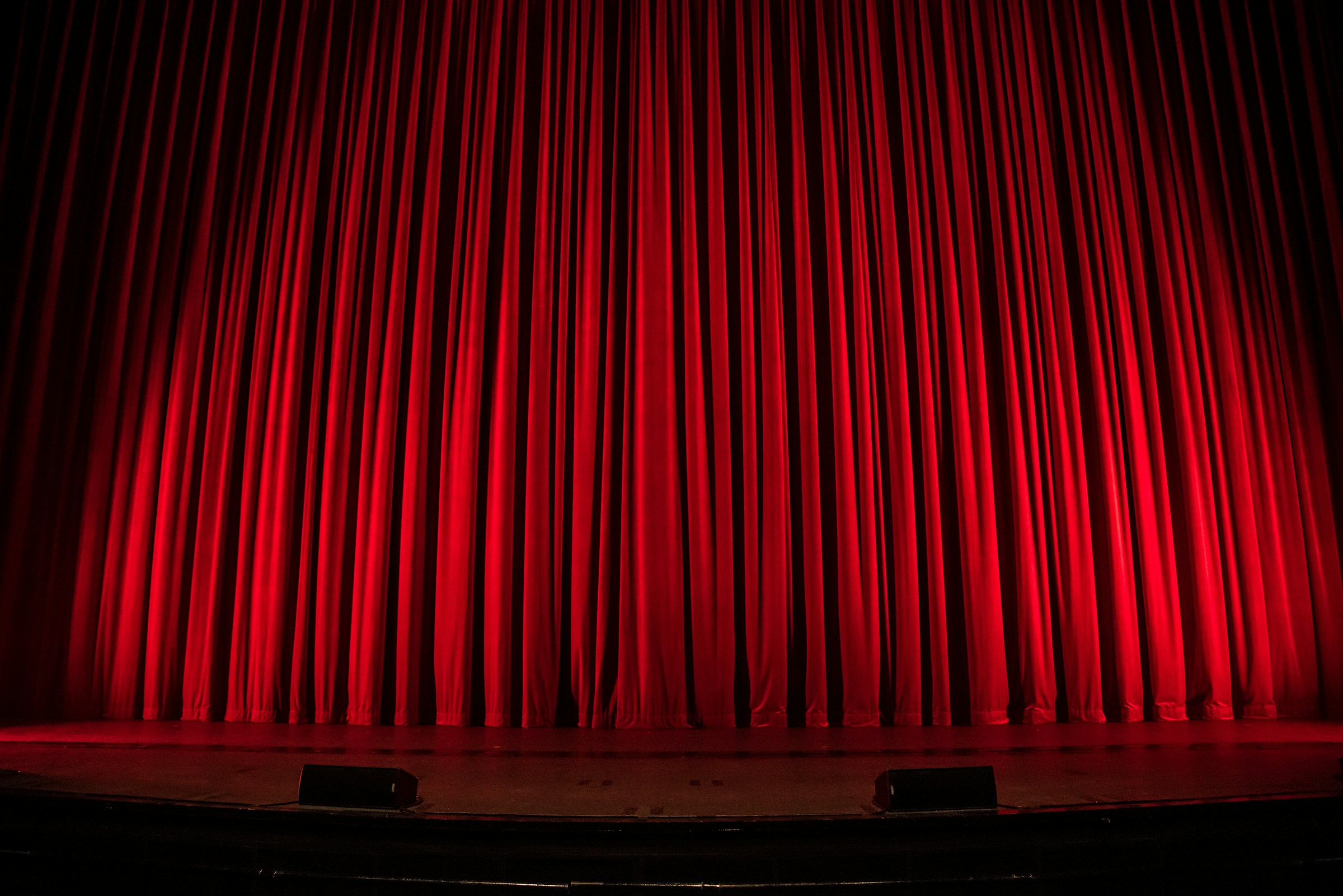 Telón rojo en un teatro | Foto: Unsplash
