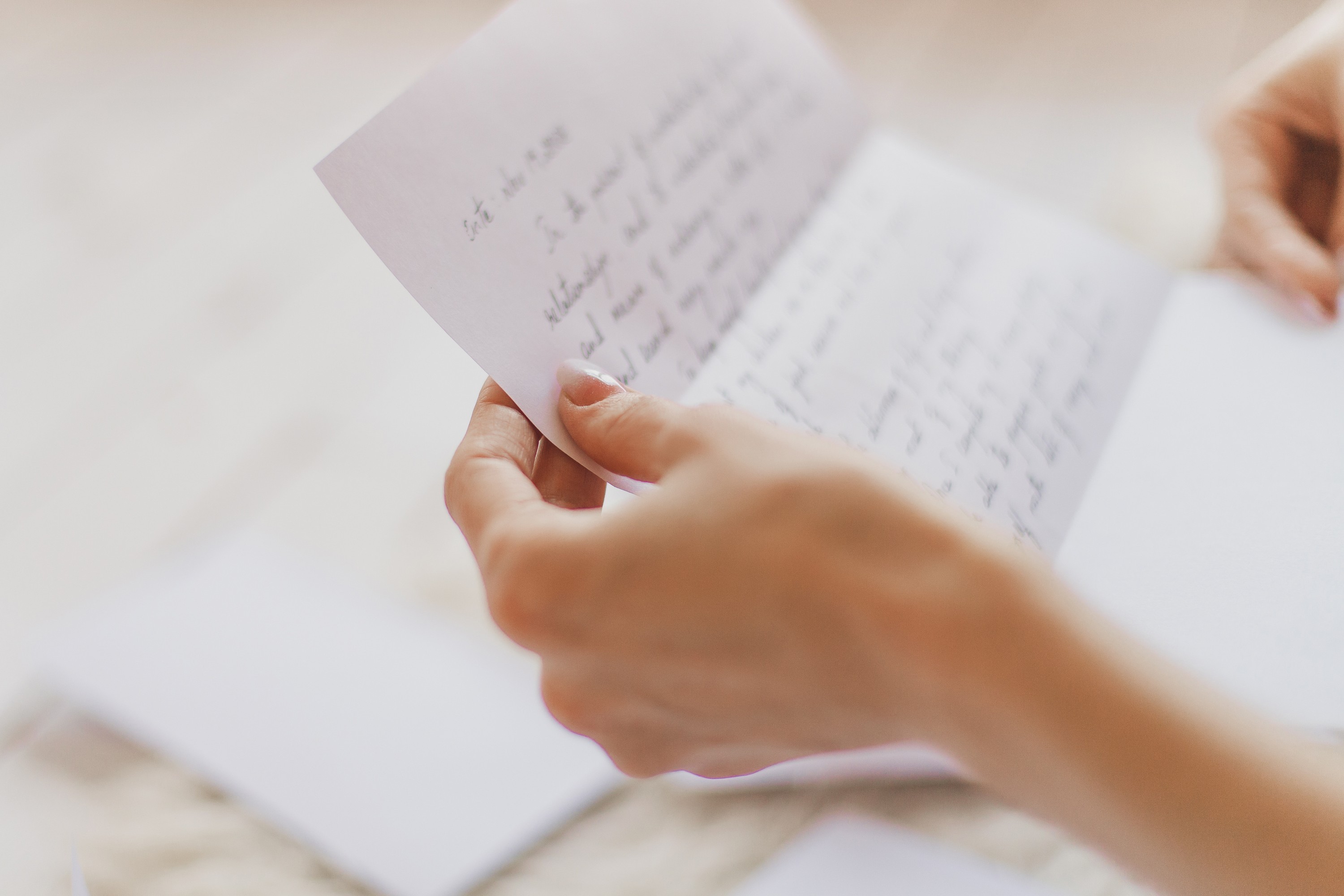 Una persona con una carta en la mano | Fuente: Shutterstock