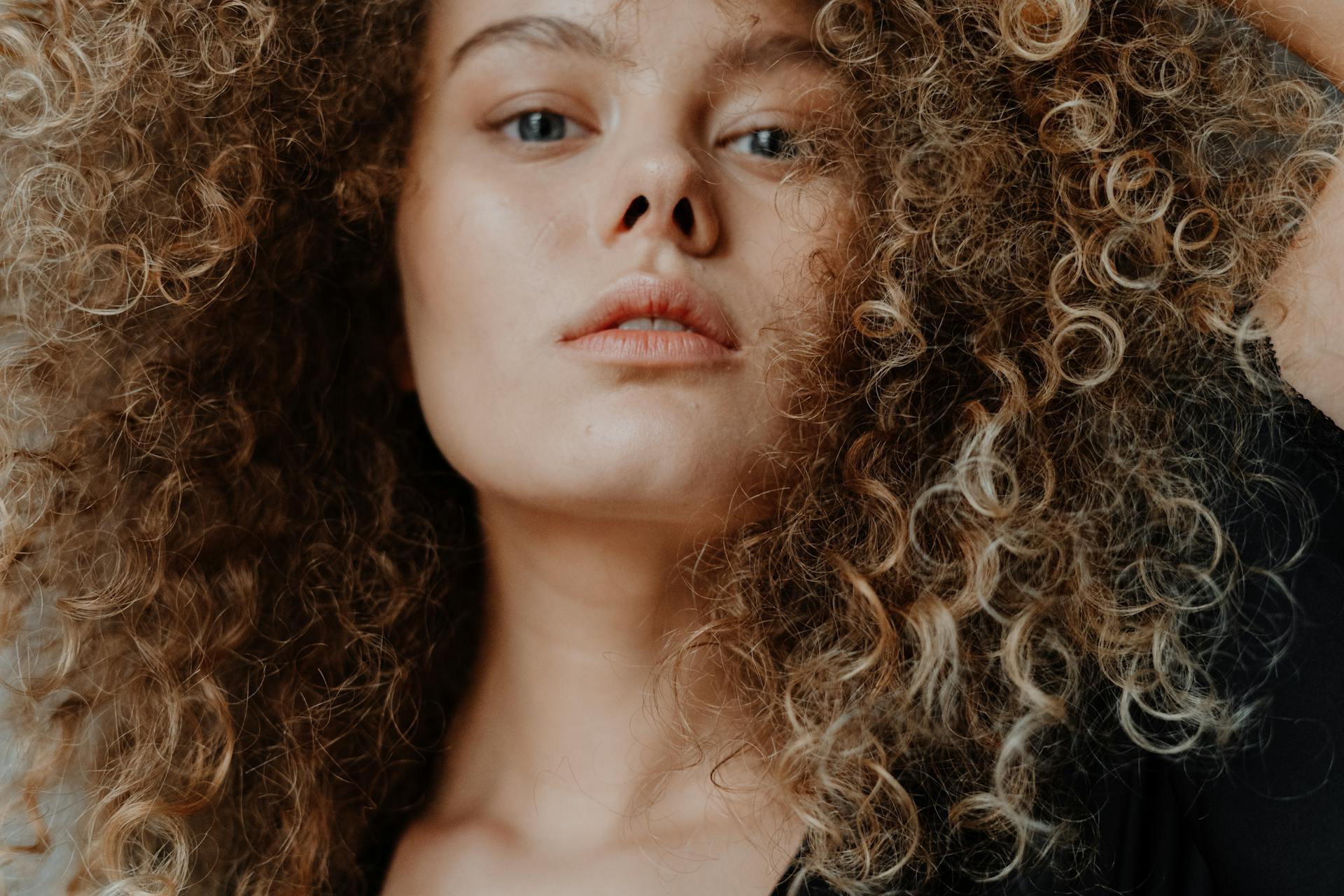 Una mujer mirando fijamente a alguien | Fuente: Pexels