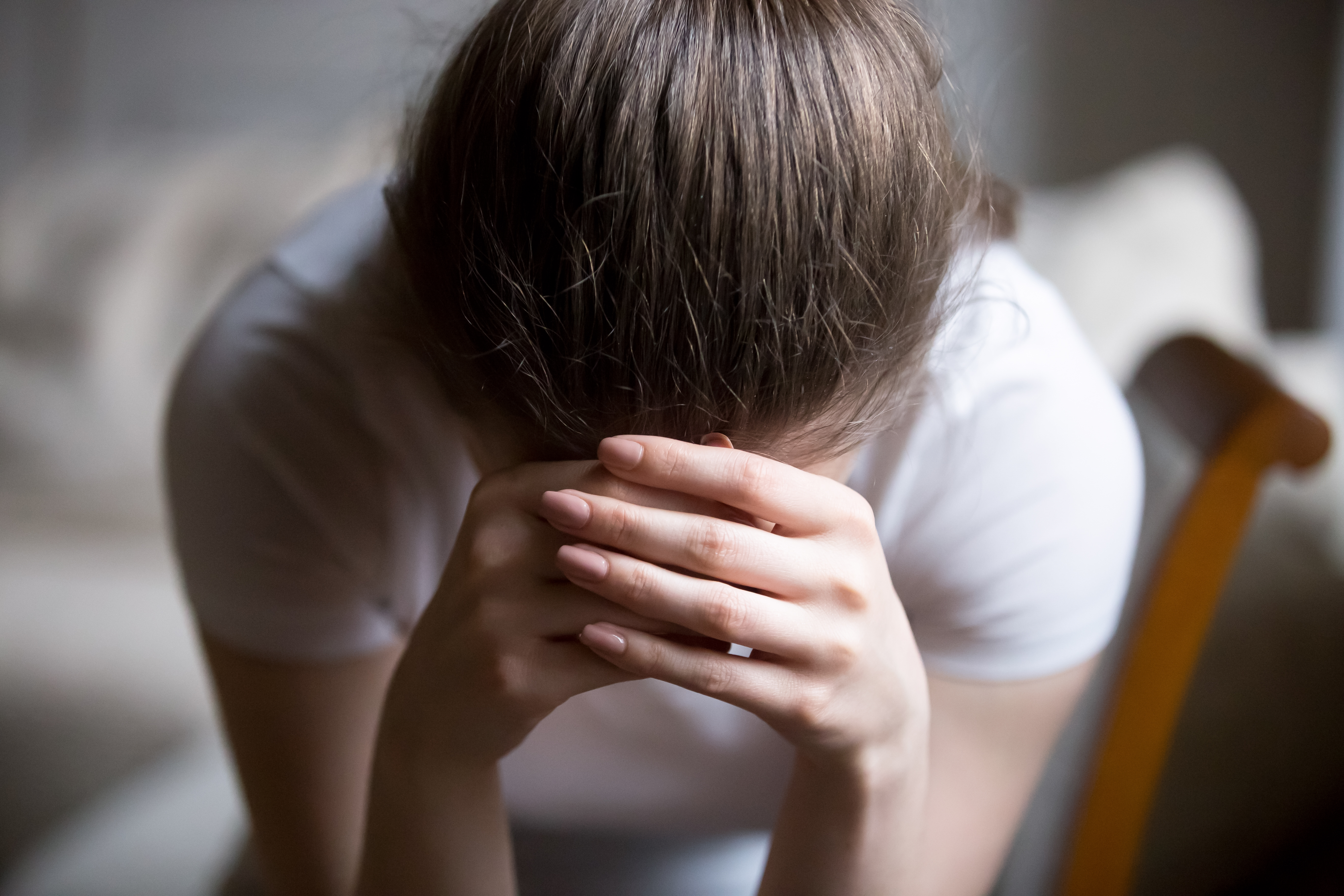 Una joven deprimida llora en casa | Foto: Shutterstock