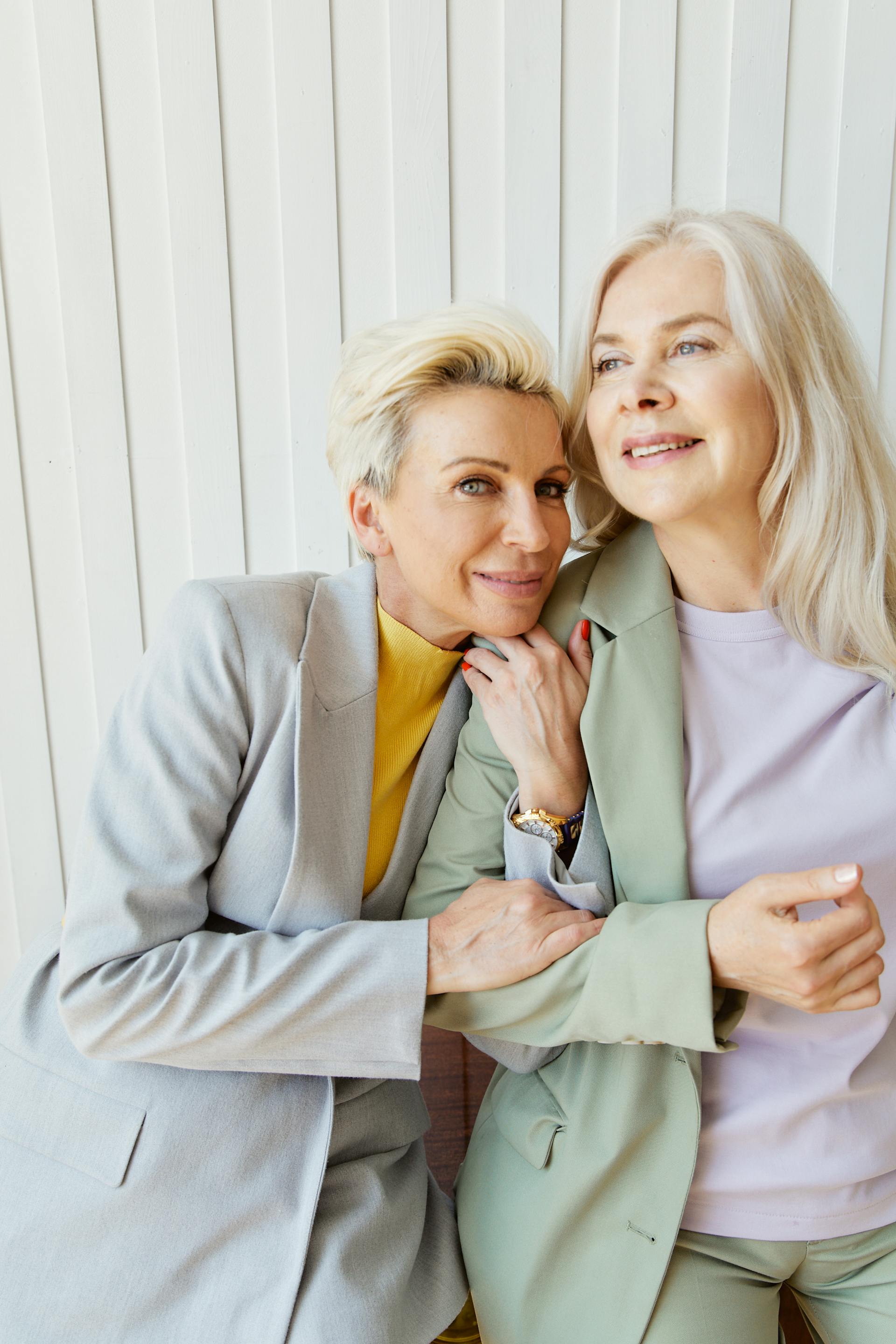 Dos mujeres de pie juntas | Fuente: Pexels