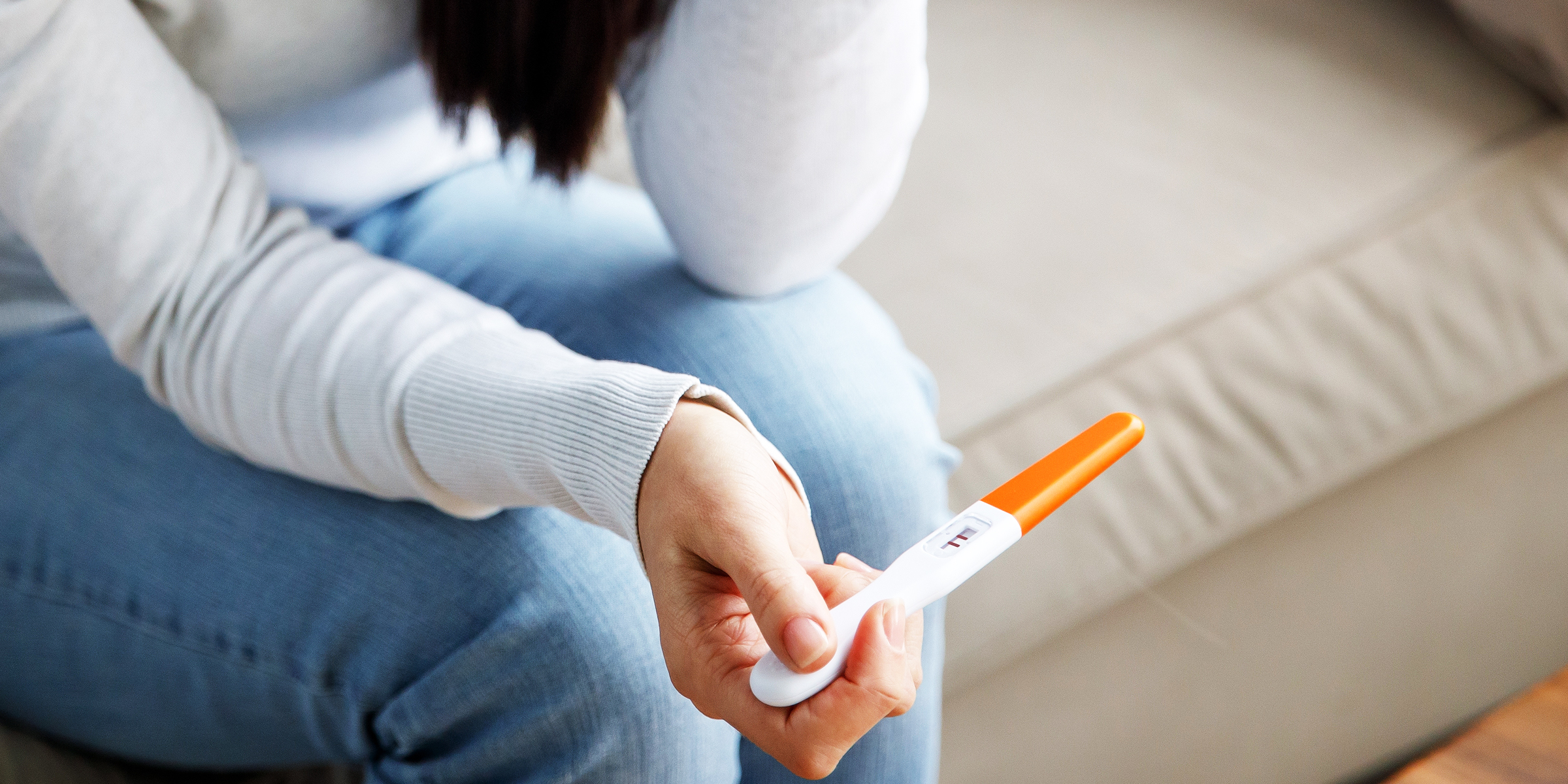 Mujer sostiene una prueba de embarazo | Foto: Shutterstock