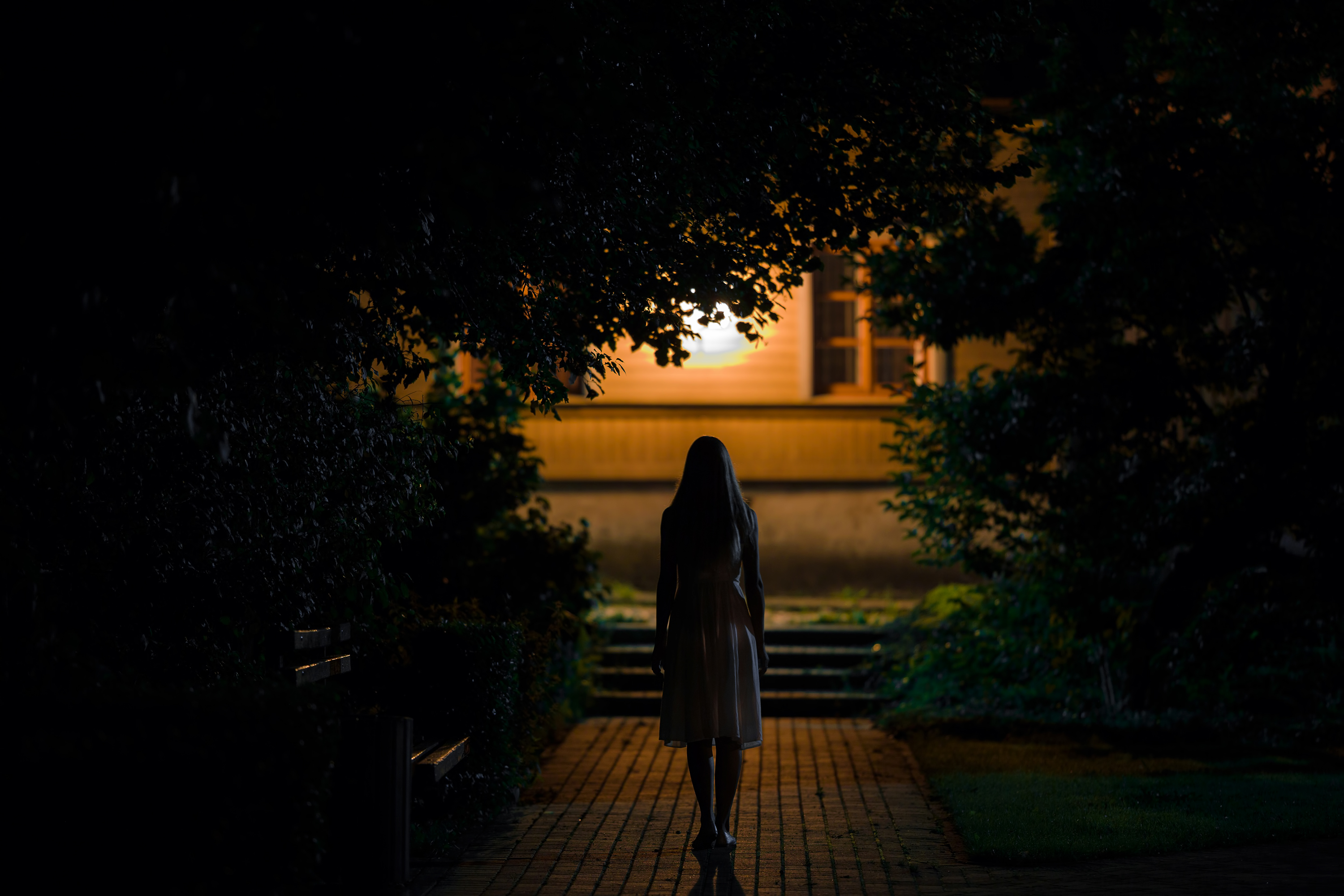 Mujer de noche | Fuente: Shutterstock