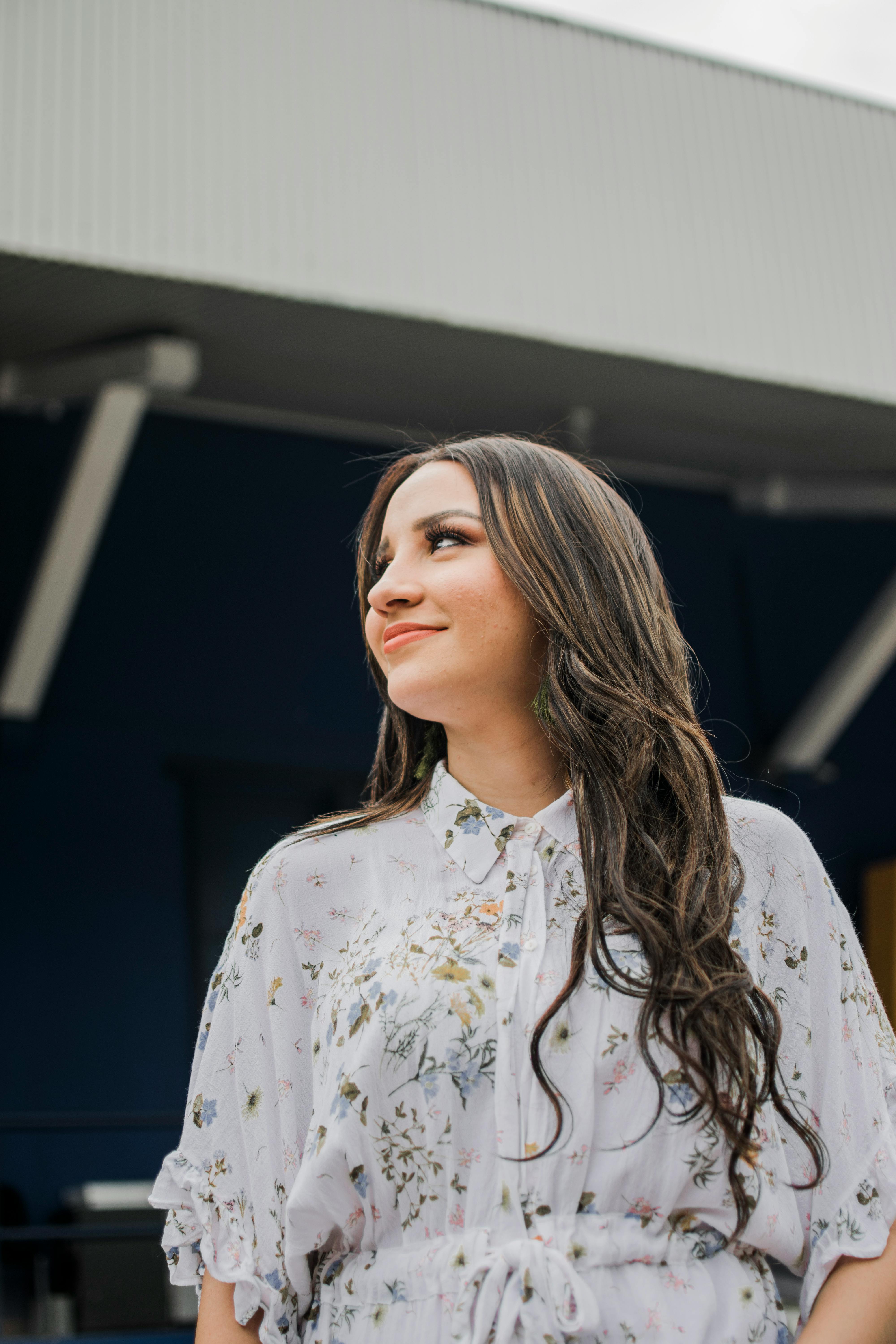 Una mujer sonriente | Fuente: Pexels