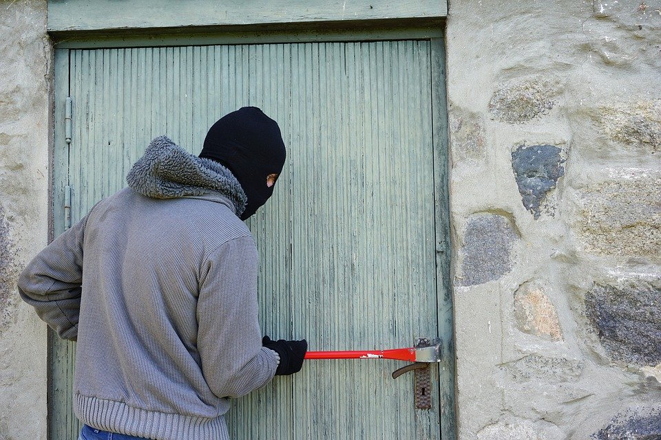 Ladrón intentando abrir la puerta de una casa. | Foto: Getty Images