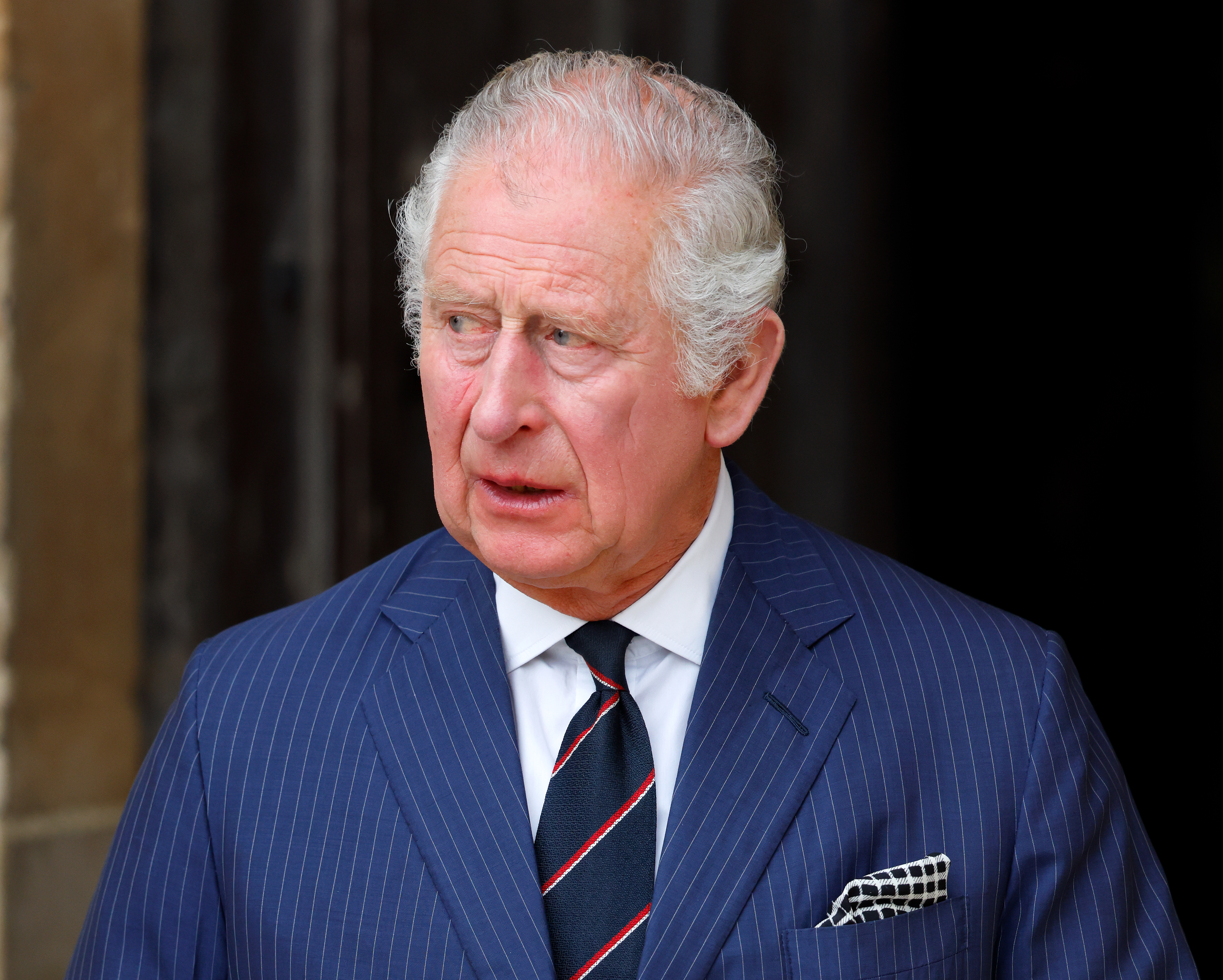 El Rey Charles III asiste a un Servicio de Acción de Gracias por la vida del Príncipe Philip el 29 de marzo de 2022 en Sandringham, Inglaterra | Fuente: Getty Images