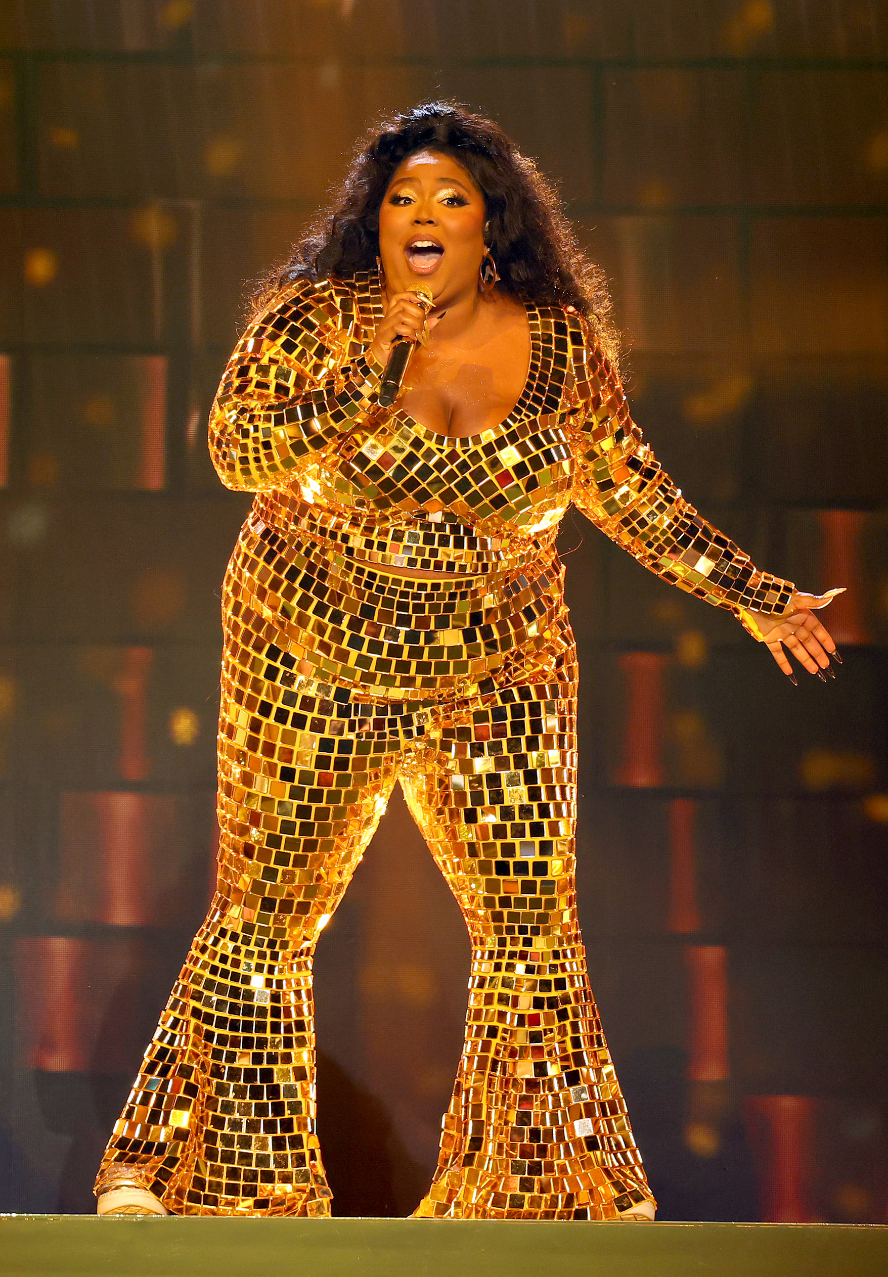 Lizzo actúa en el escenario durante los BET Awards el 26 de junio de 2022, en Los Ángeles, California. | Fuente: Getty Images