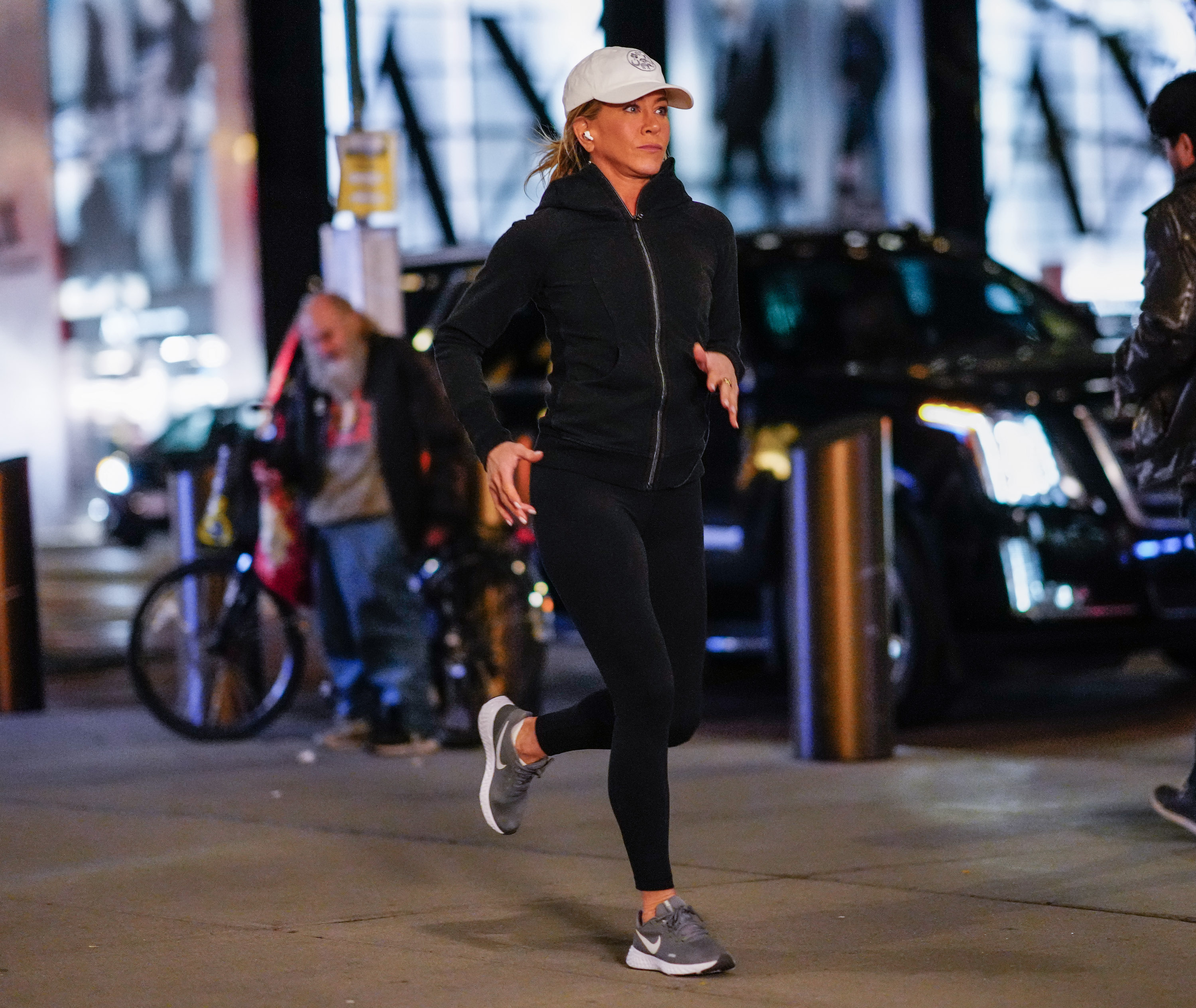Jennifer Aniston trotando mientras está en el rodaje de "The Morning Show", el 29 de septiembre de 2022, en Nueva York. | Foto: Getty Images