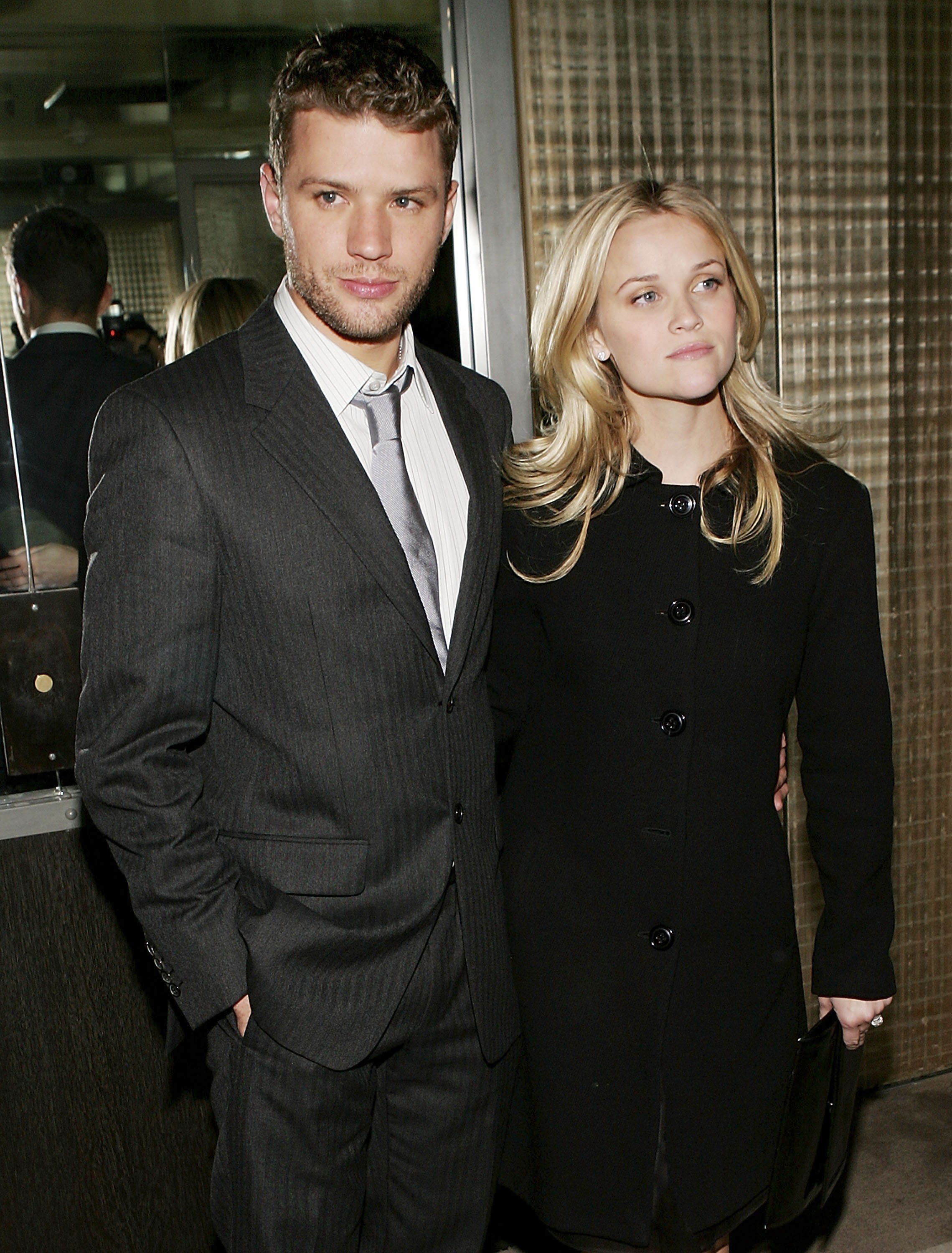 Reese Witherspoon y Ryan Phillippe asistieron al estreno de "Flags of Our Fathers" en 2006, película que protagonizó Ryan. La aparición ocurrió poco antes de que anunciaran su separación tras siete años de matrimonio. | Fuente: Getty Images