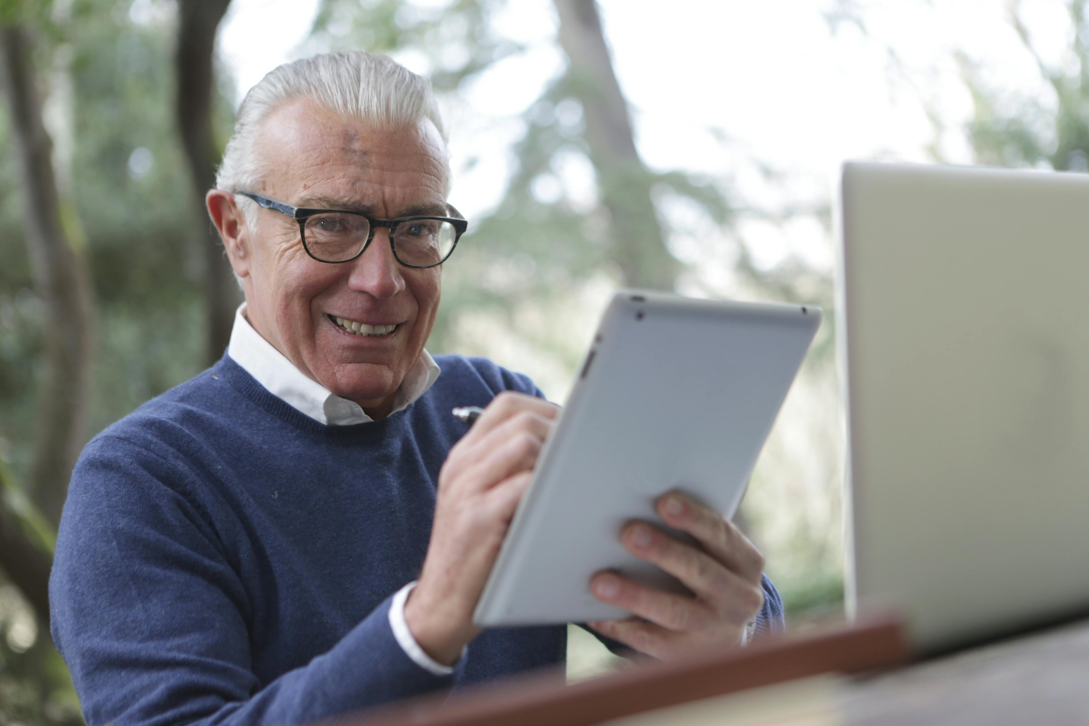 Anciano con una tableta | Fuente: Pexels