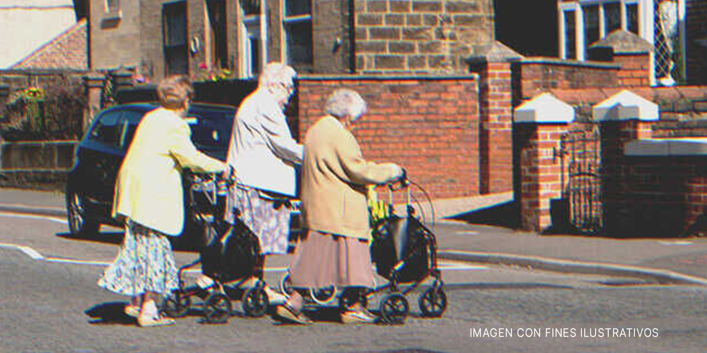 Tres ancianas caminando por la calle. | Foto: Shutterstock