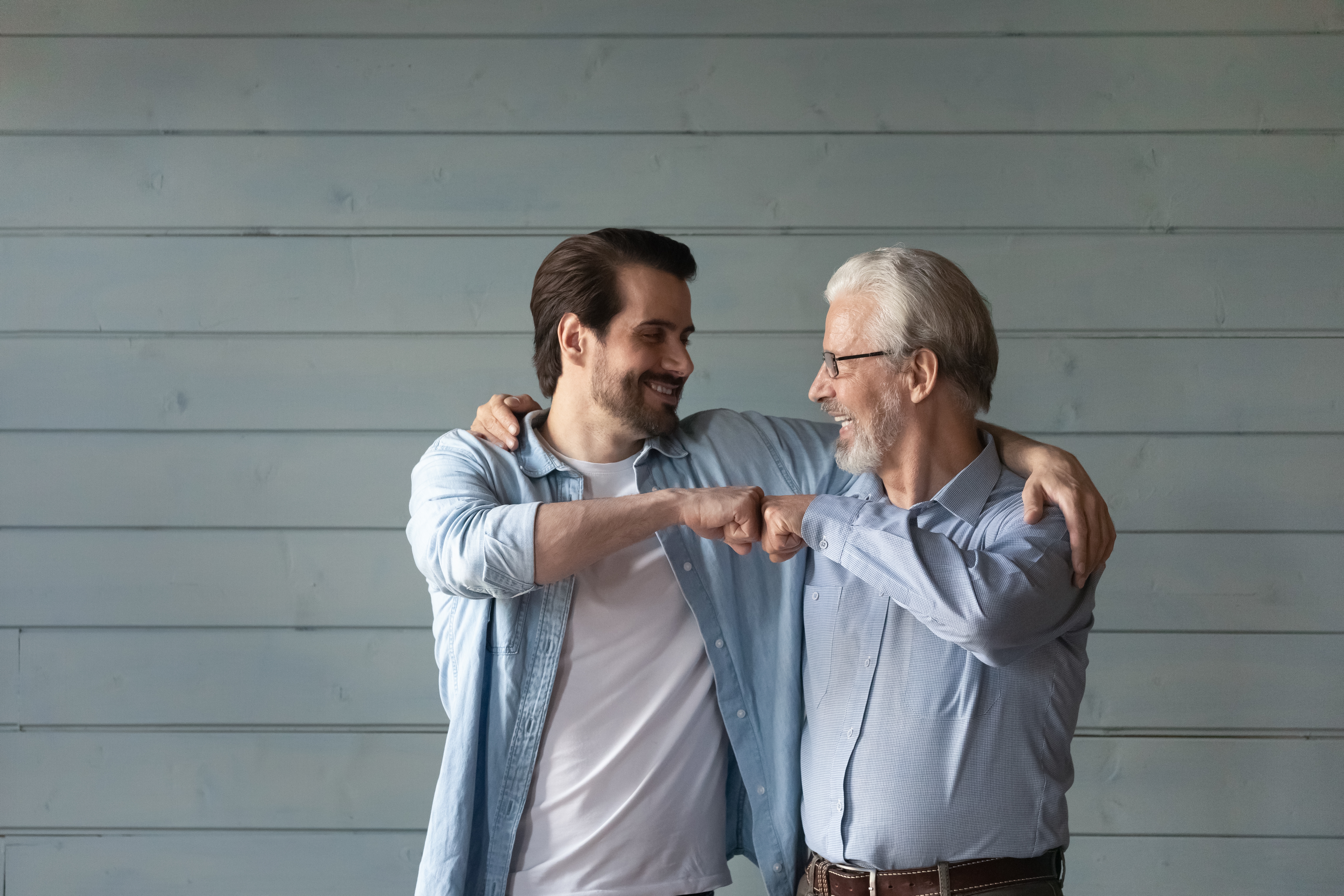 Un hombre mayor estrechando lazos con una más joven | Foto: Shutterstock