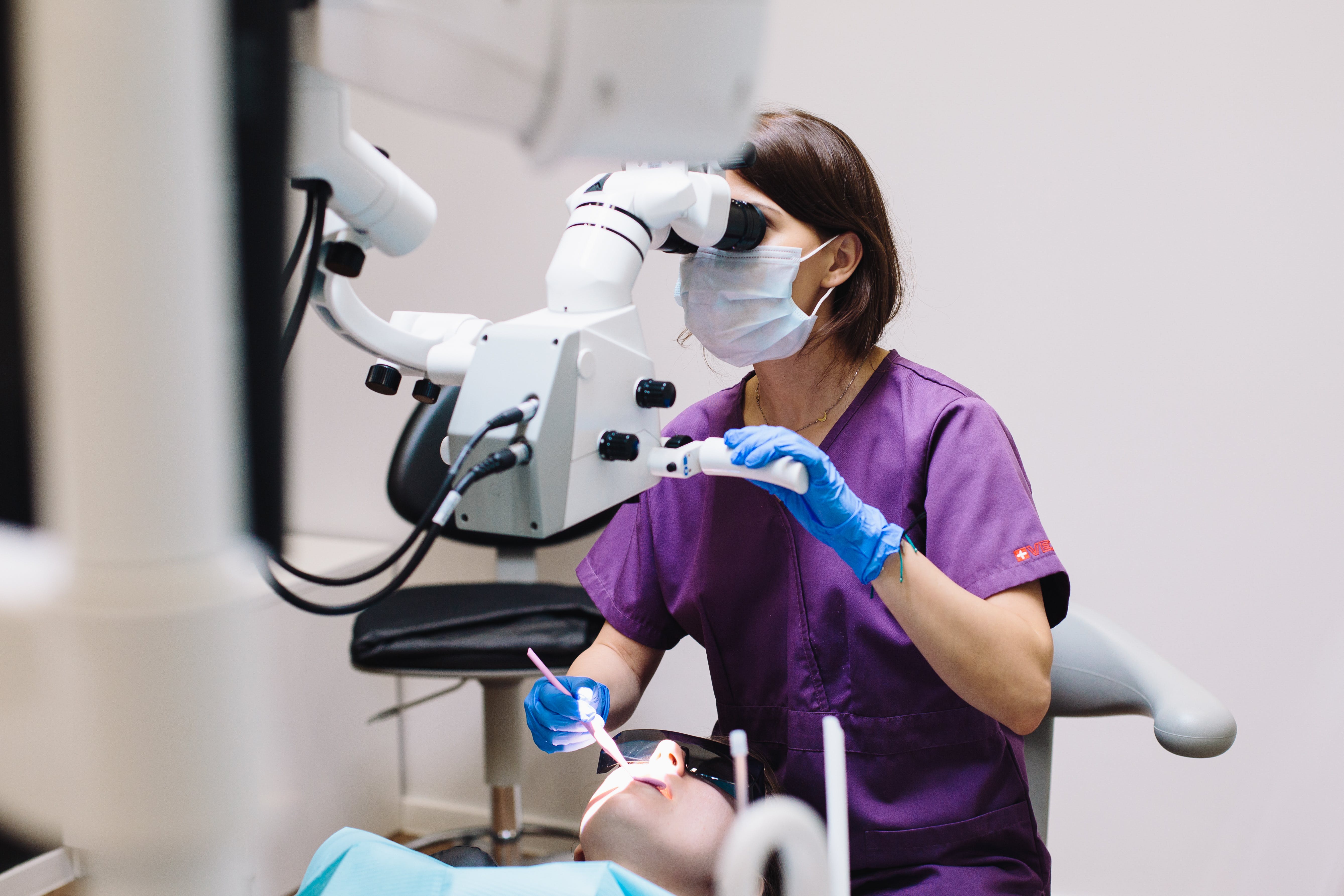 Dentista examinando a un paciente. | Fuente: Pexels