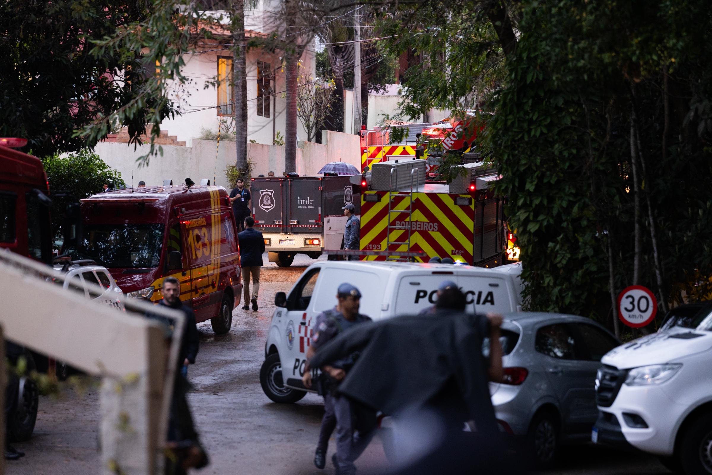 Se tomaron medidas de seguridad después de que un avión comercial con pasajeros se estrellara en una zona residencial del estado brasileño de Sao Paulo, el 8 de agosto de 2024 | Fuente: Getty Images