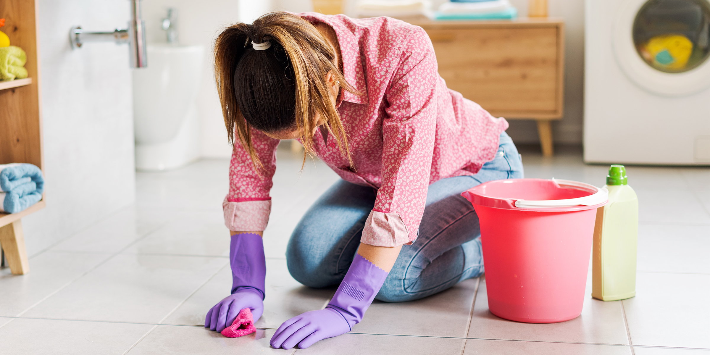 Una mujer fregando el suelo | Fuente: Shutterstock