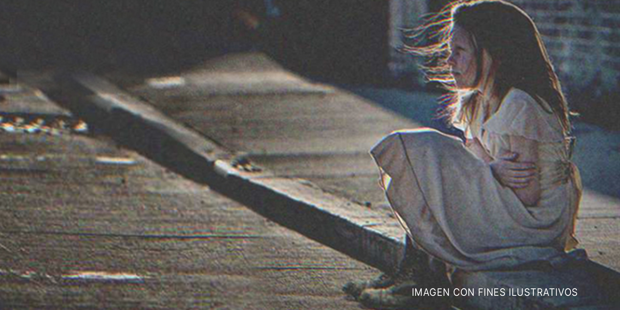 Niña sentada en la calle. | Foto: Shutterstock