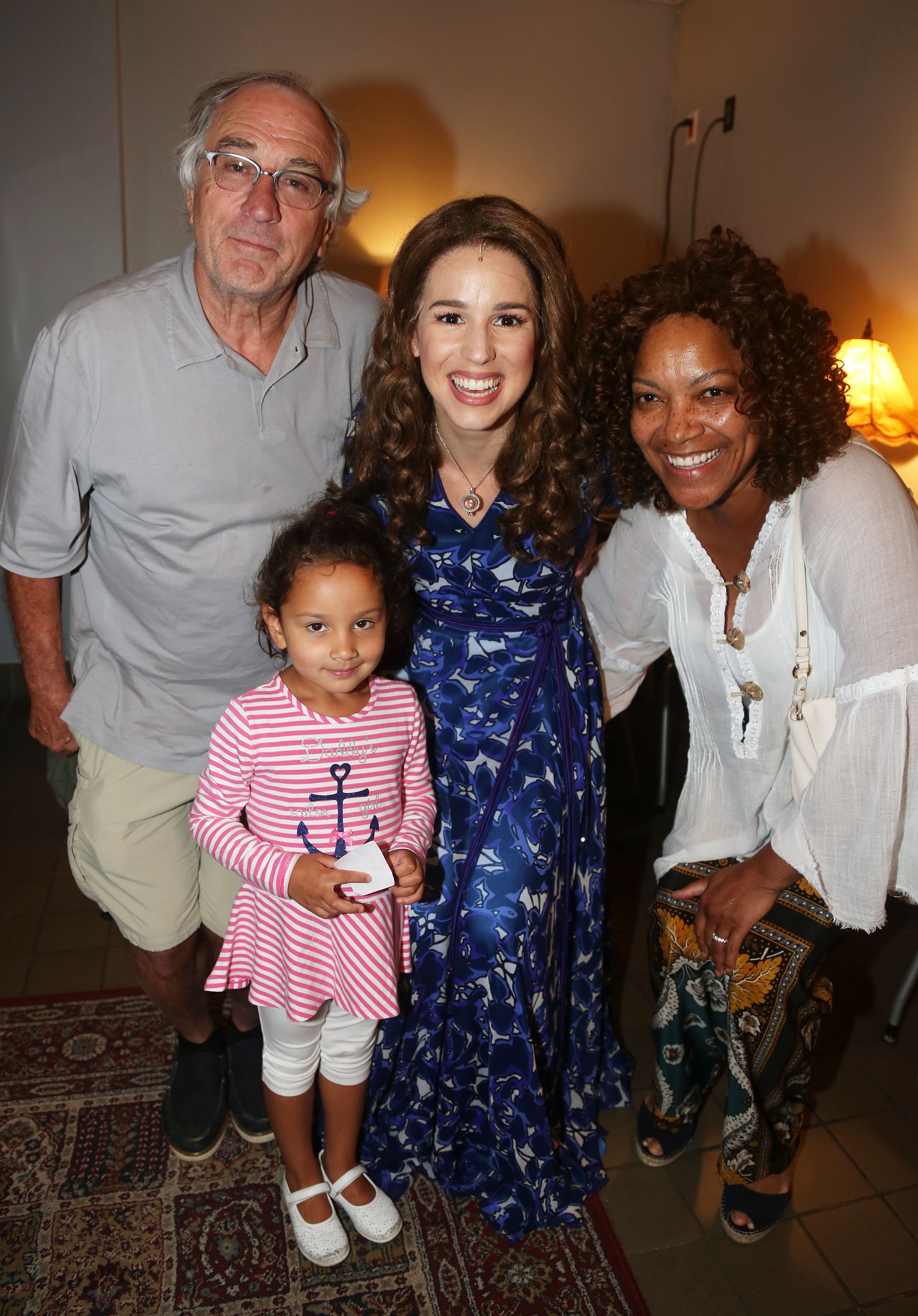 Robert De Niro, su hija Helen Grace, Chilina Kennedy y Grace Hightower en el backstage del musical de Carole King "Beautiful" en Broadway el 2 de septiembre de 2015 en Nueva York. | Foto: Getty Images