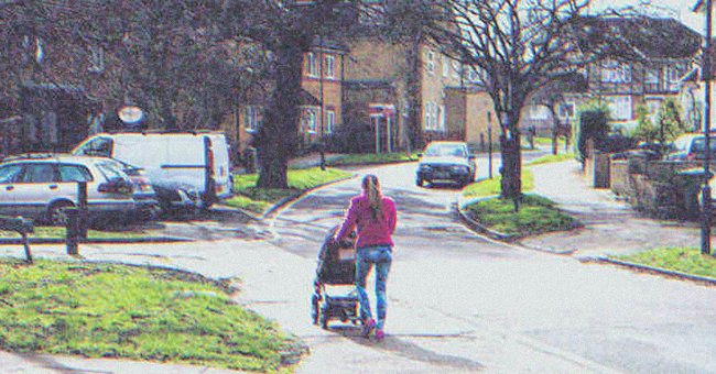 Una mujer pasea con un carrito de bebé | Foto: Shutterstock