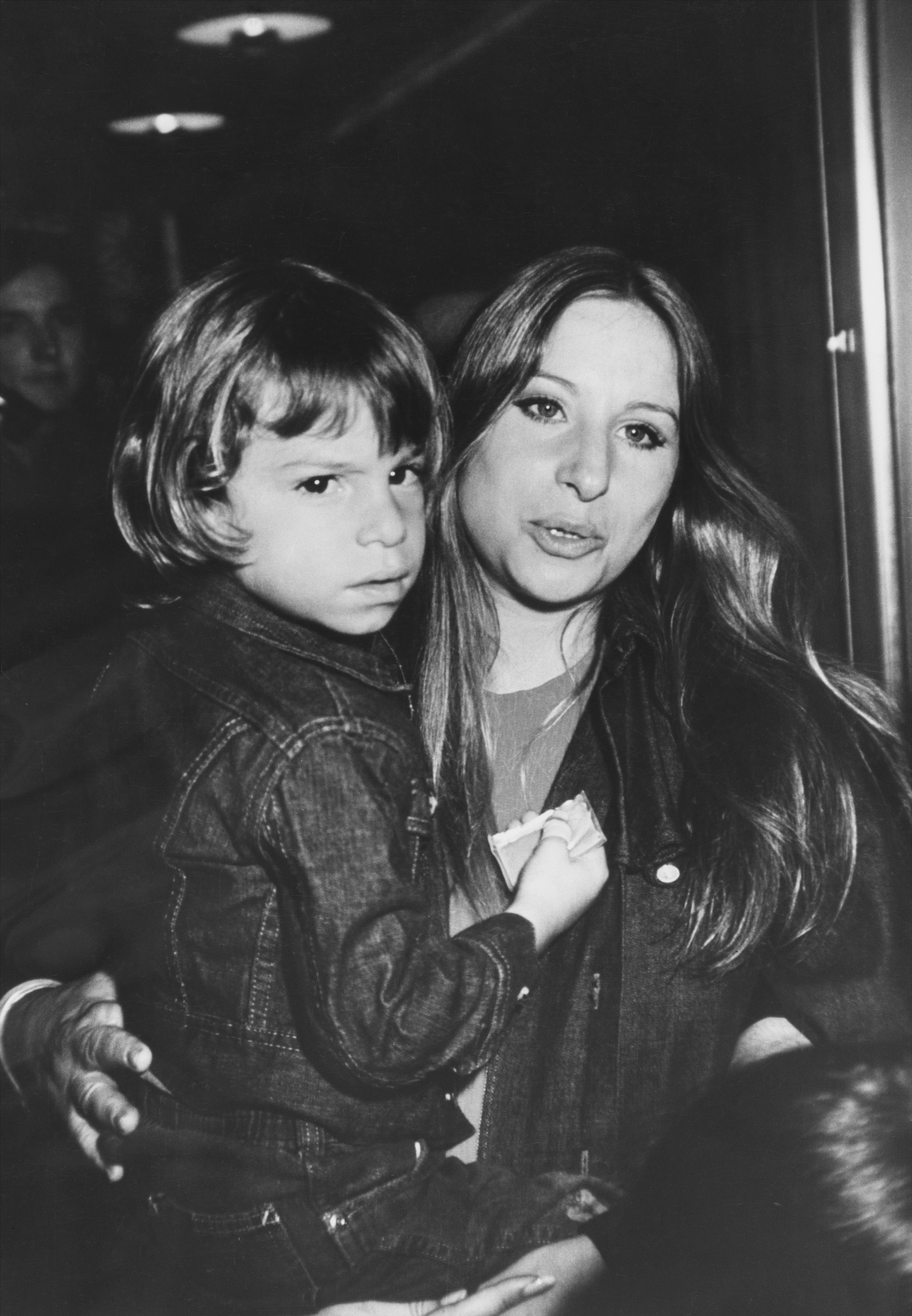 Barbra Streisand lleva en brazos a su hijo, Jason Gould, en una proyección de "Willy Wonka & The Chocolate Factory", celebrada en el Directors' Guild Theater, lugar sin especificar, Estados Unidos, 3 de junio de 1971 | Foto: Getty Images
