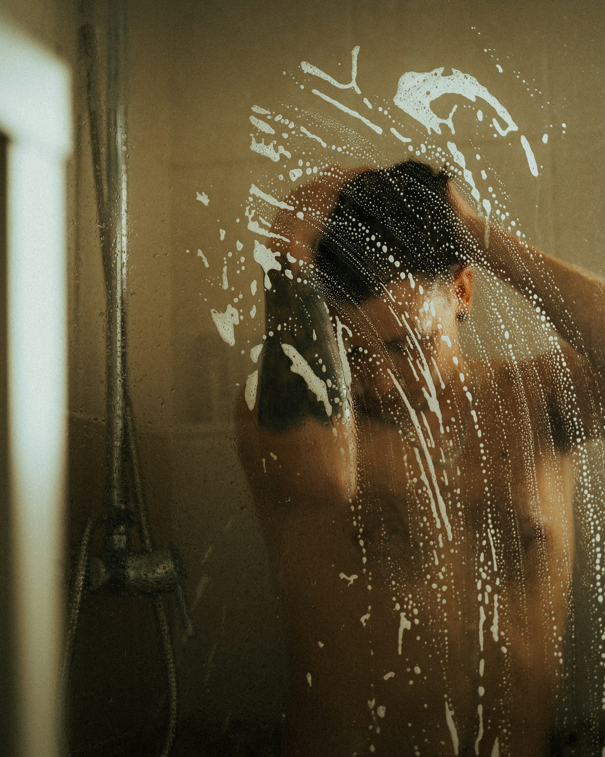 Un hombre duchándose | Fuente: Unsplash