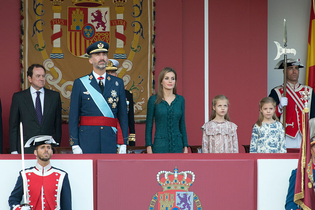 El rey Felipe VI de España, la reina Letizia y sus hijas, las princesas Leonor y Sofía, asisten al desfile militar con motivo de la Fiesta Nacional en Madrid, España, el 12 de octubre de 2014. | Fuente: Getty Images
