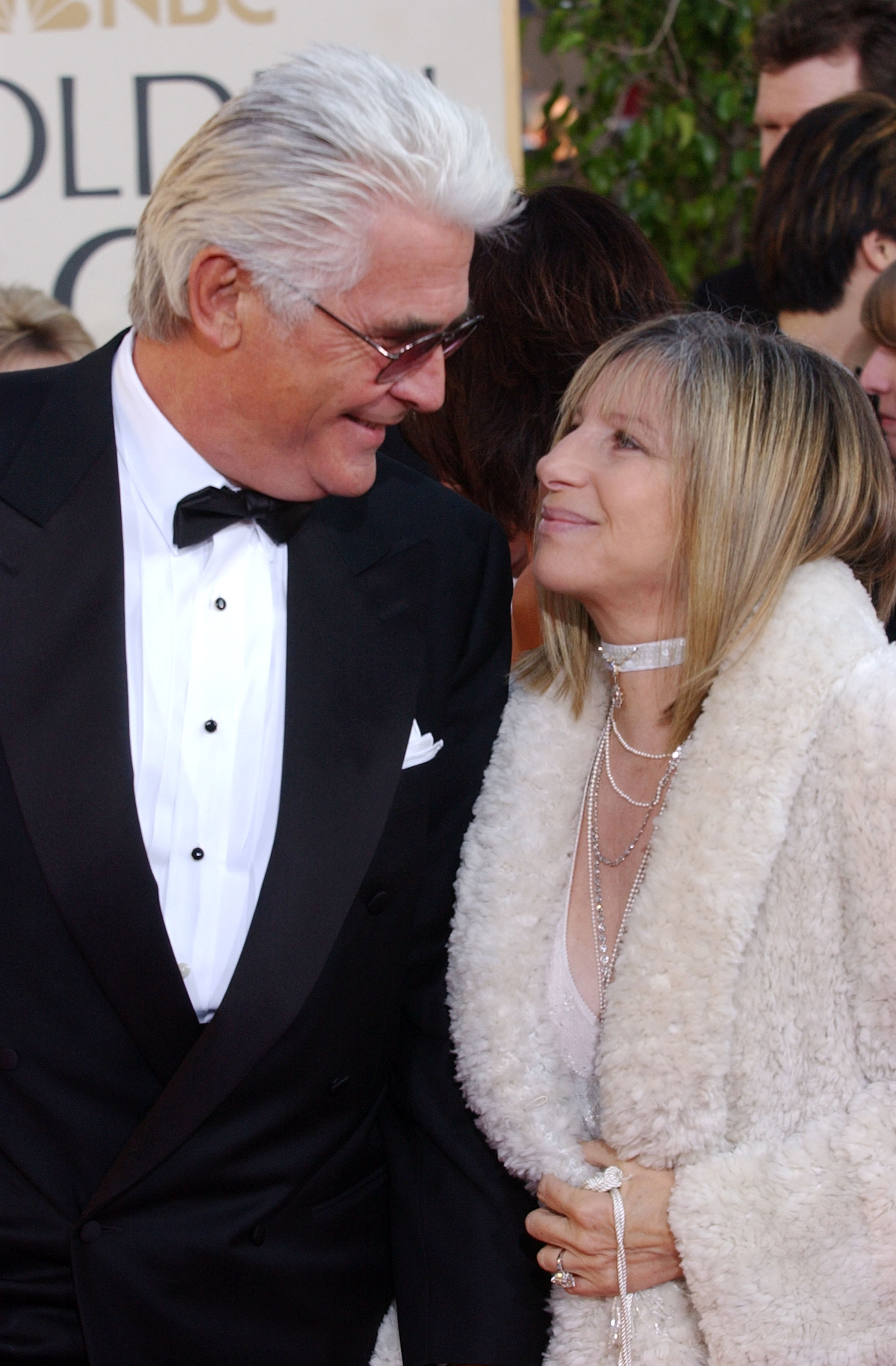 James Brolin y Barbra Streisand en la 61ª edición de los Globos de Oro en Beverly Hills, California, en 2004. | Fuente: Getty Images