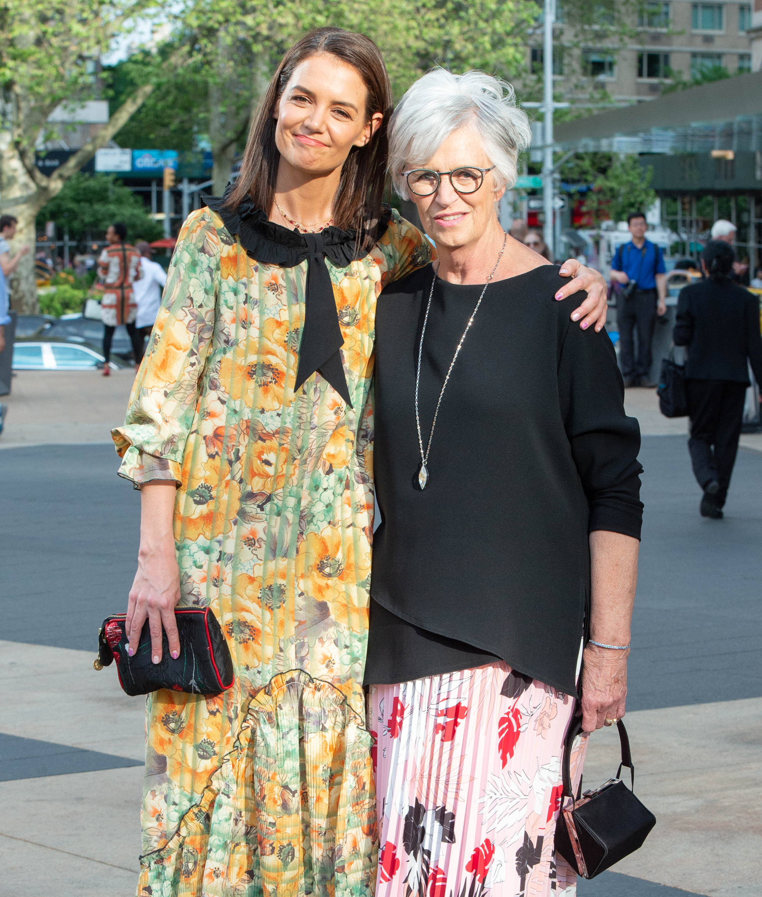 Katie Holmes y su madre, Kathleen Holmes, en la Gala de Primavera 2019 del Metropolitan Opera House en Nueva York el 20 de mayo de 2019 | Fuente: Getty Images