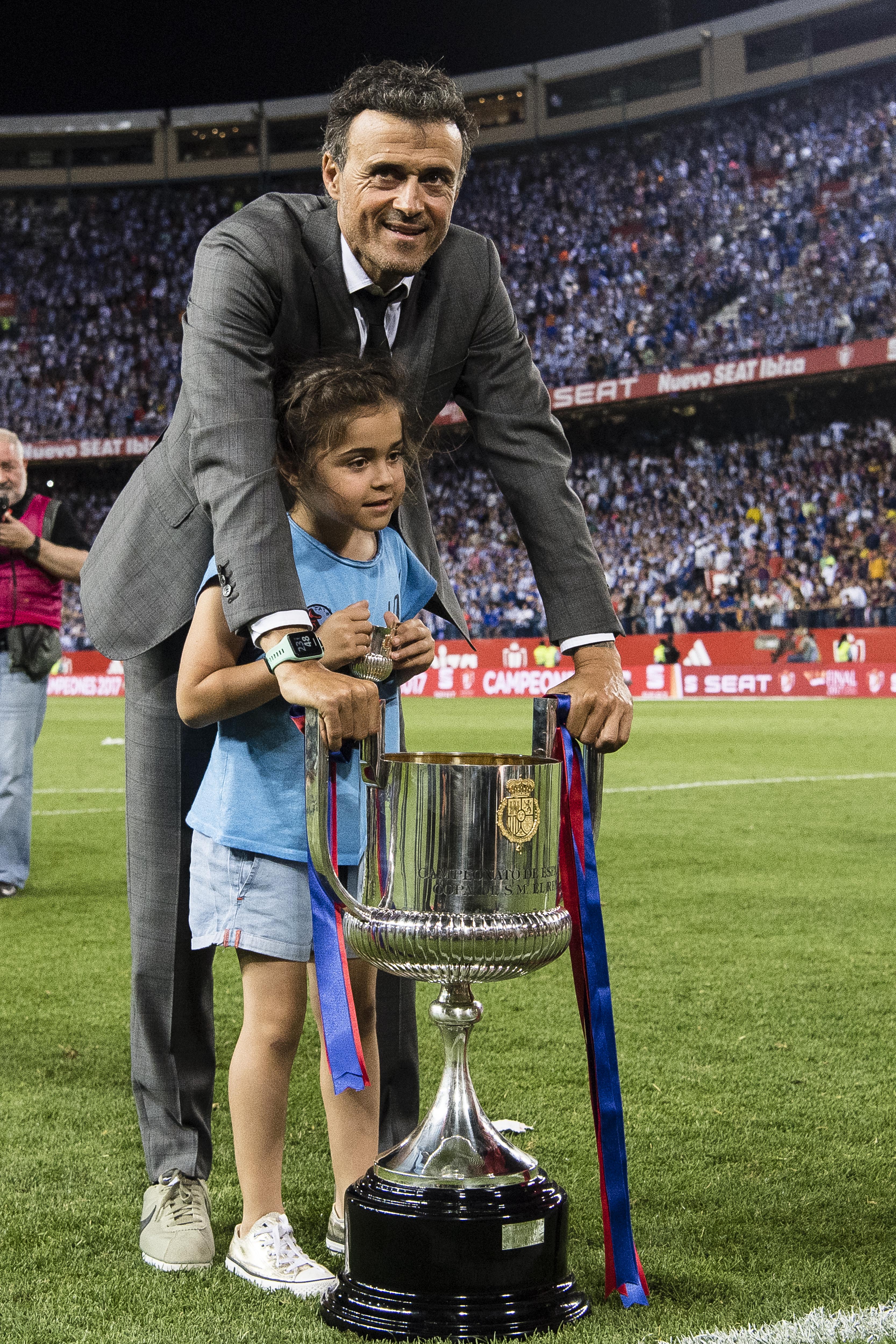 El entrenador Luis Enrique Martínez García del FC Barcelona y su hija posan para las fotos con el trofeo después de ganar la final de la "Copa Del Rey" entre el FC Barcelona y el Deportivo Alavés en el Estadio Vicente Calderón el 27 de mayo de 2017 en Madrid, España. | Fuente: Getty Images