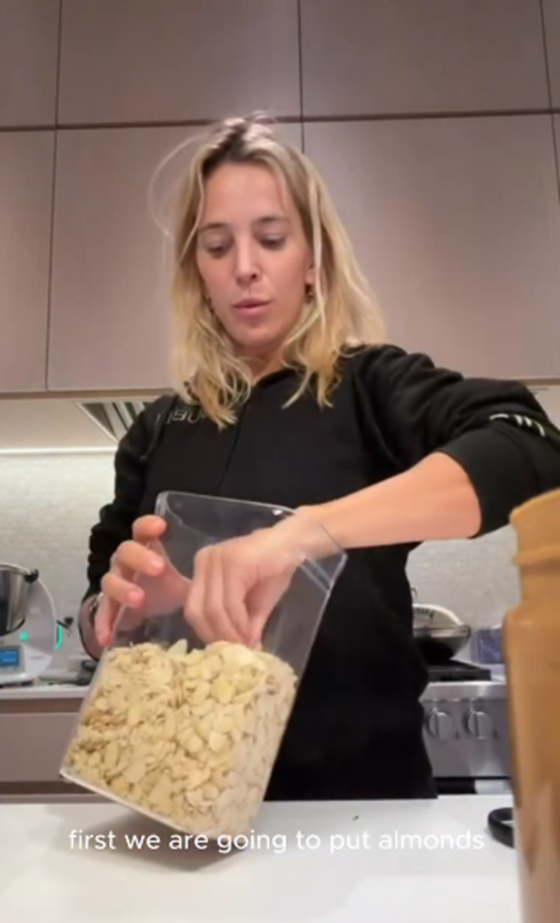 Luisana Lopilato preparándose para cocinar junto a su hijo Noah | Fuente: Instagram/luisanalopilato