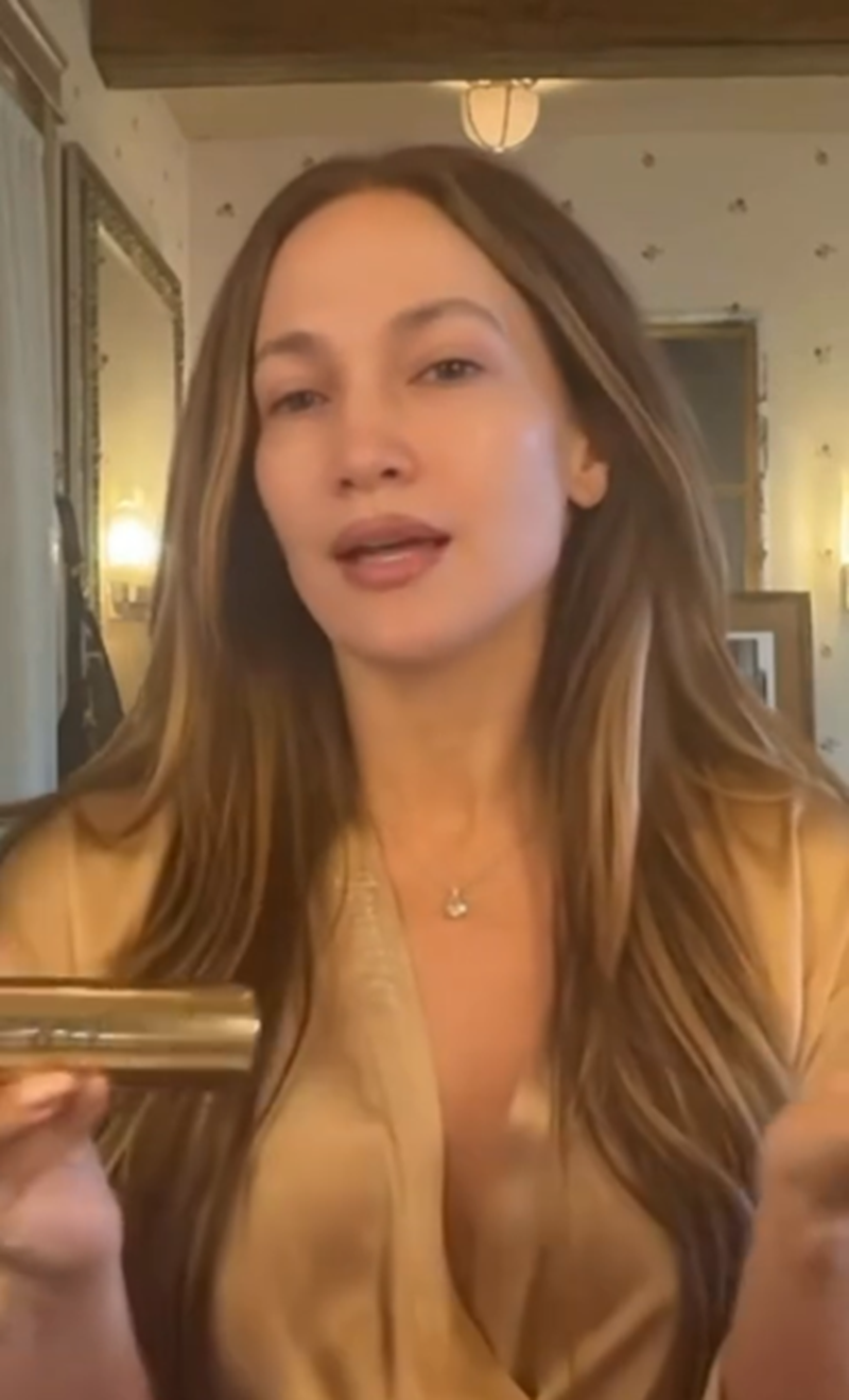 Jennifer Lopez presentando su rutina de belleza y un suero desarrollado por JLo Beauty | Fuente: Instagram/jlo