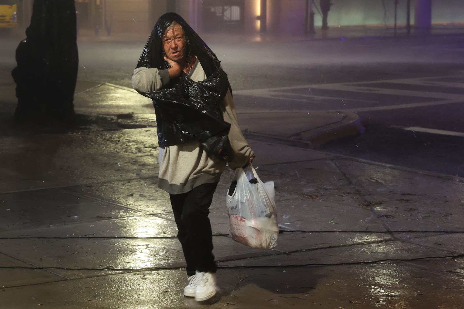 Una mujer camina por el centro de la ciudad cuando el huracán Milton tocó tierra el 9 de octubre de 2024, en Tampa, Florida | Fuente: Getty Images