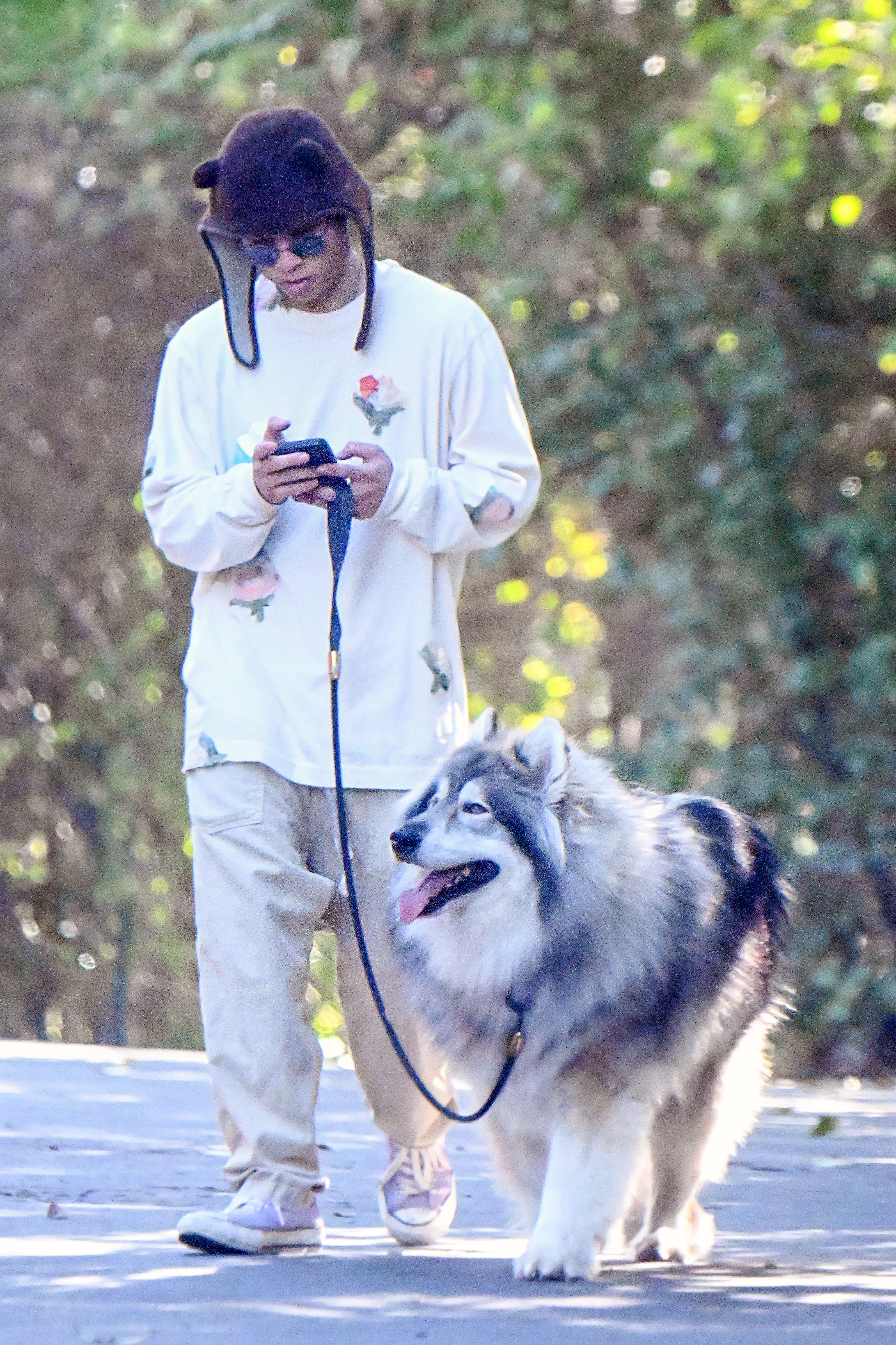 Pax Jolie-Pitt vista de paseo el 20 de febrero de 2025, en Los Ángeles, California. | Fuente: Getty Images