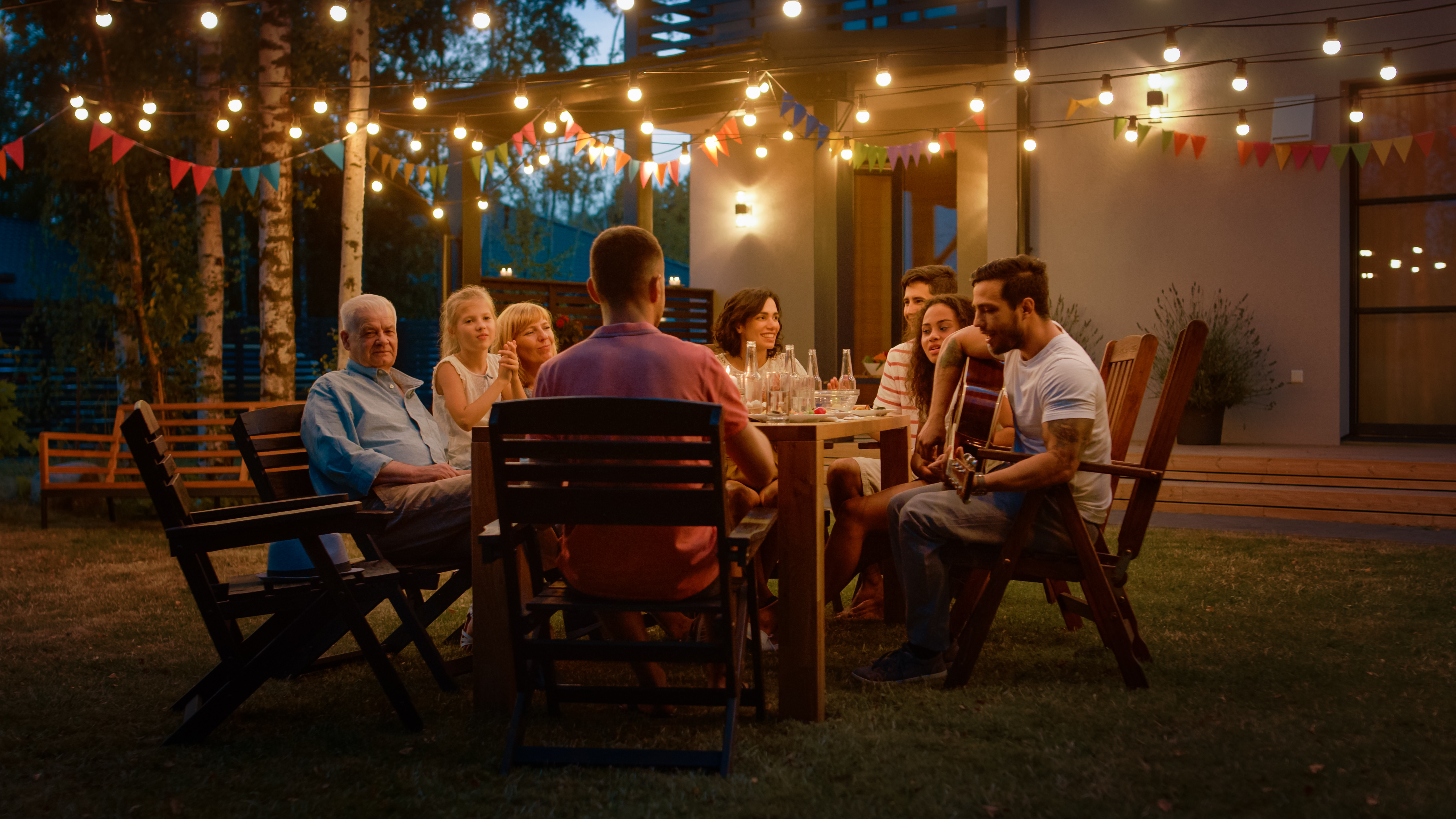 Una familia cenando al aire libre | Foto: Shutterstock