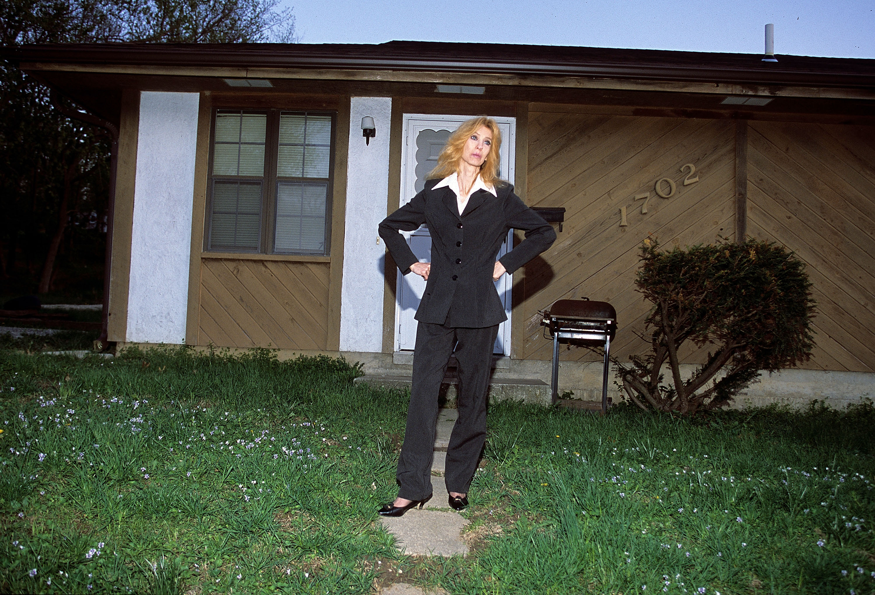 Debbie Mathers durante una sesión de retratos en el exterior de su casa en septiembre de 2005 en Detroit, Michigan | Fuente: Getty Images