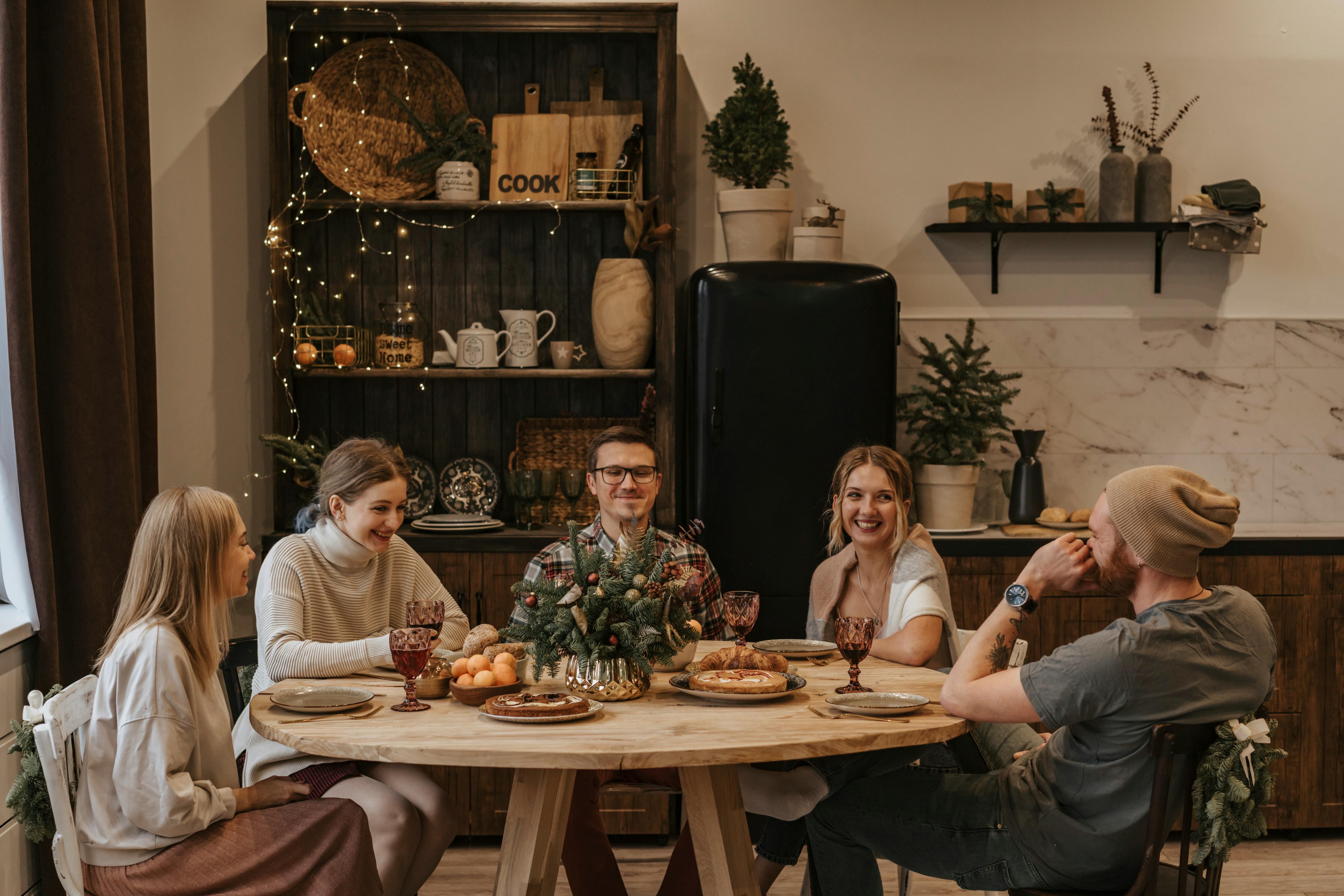 Una familia alrededor de una mesa | Fuente: Pexels