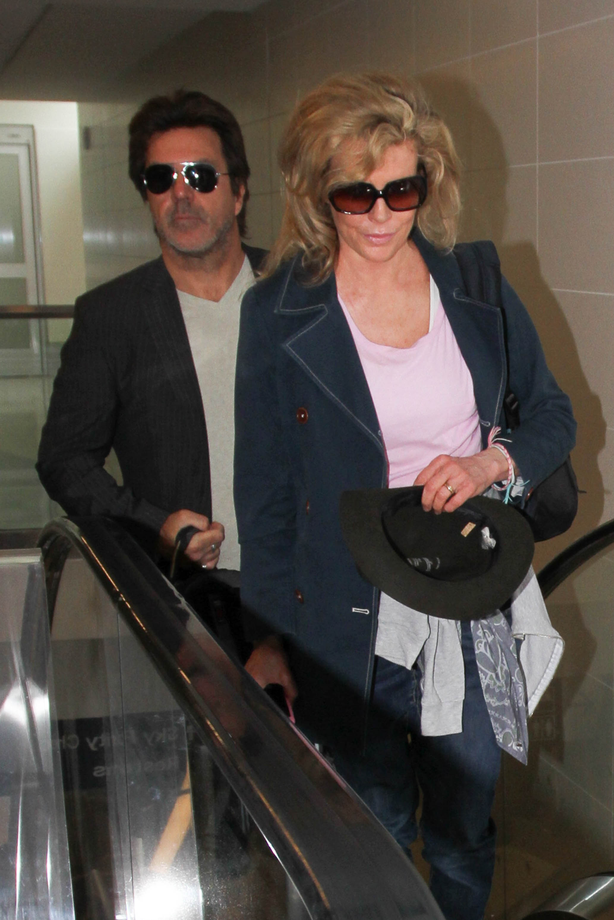 Mitch Stone y Kim Basinger son vistos en el aeropuerto de Los Ángeles el 2 de junio de 2016 | Fuente: Getty Images