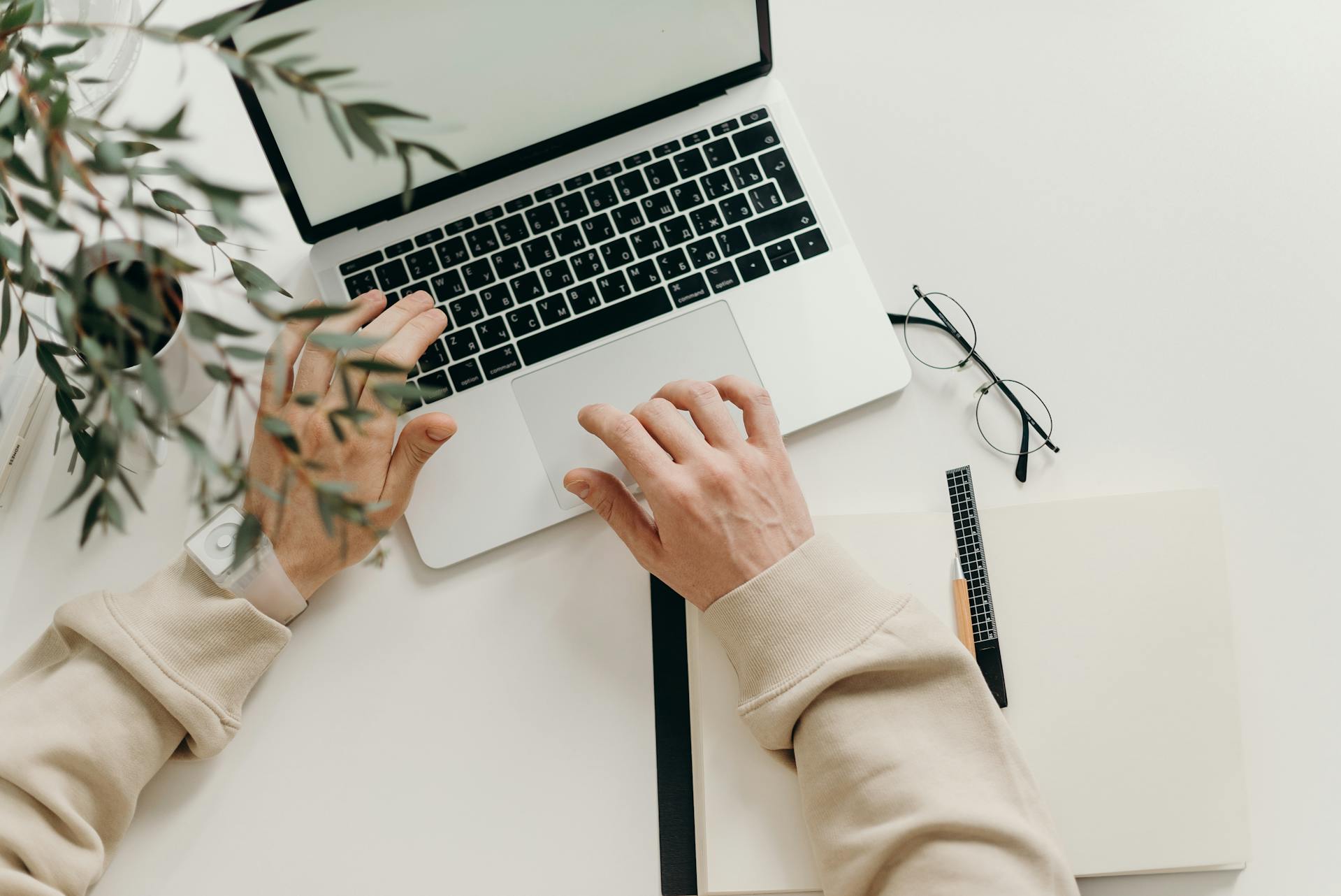 Una persona tecleando en un portátil | Fuente: Pexels