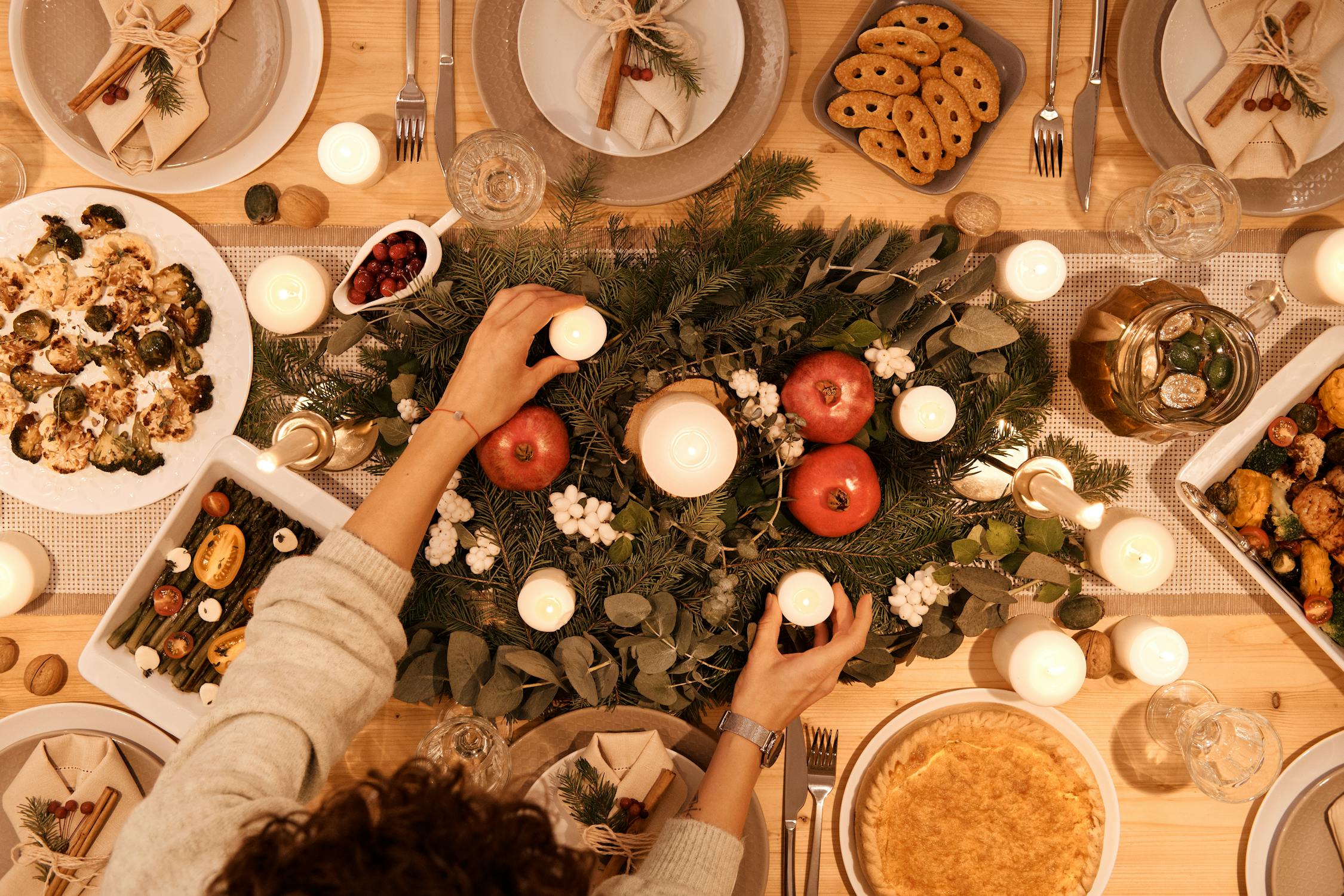 Una mujer poniendo la mesa | Fuente: Pexels