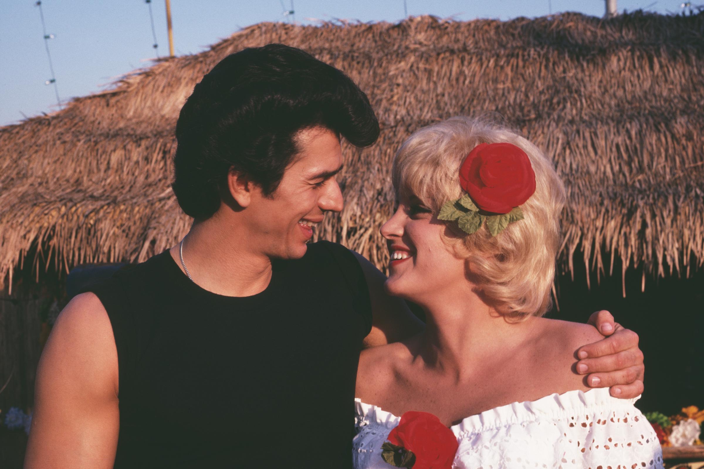 Adrian Zmed y la actriz en el plató de "Grease 2", 1981 | Fuente: Getty Images