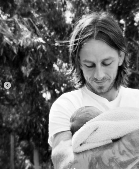 Riley Hawk en la foto sosteniendo a su hijo recién nacido, publicada el 29 de septiembre de 2024 | Fuente: Instagram/thespaceswitch