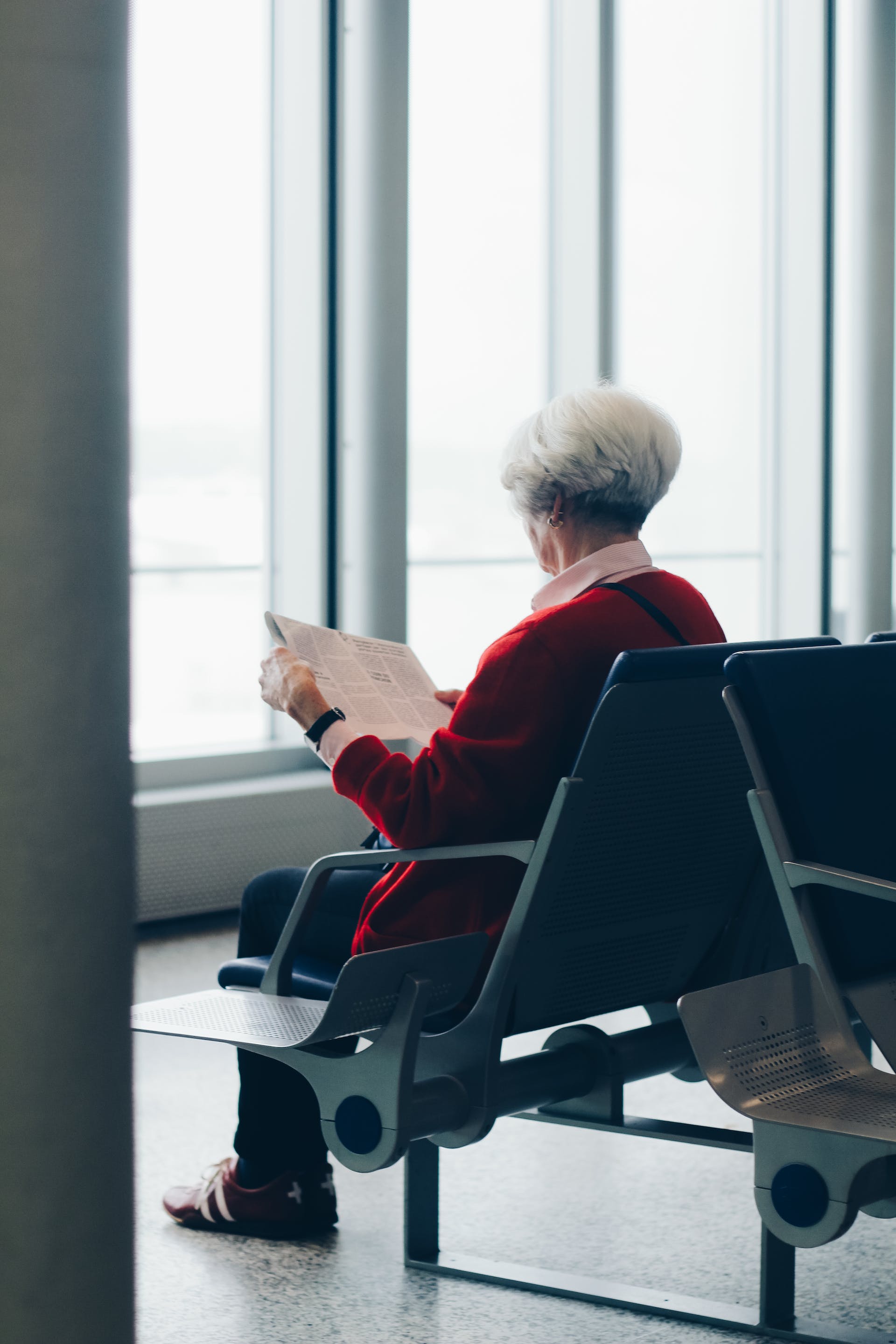 Mujer mayor sentada leyendo | Fuente: Pexels