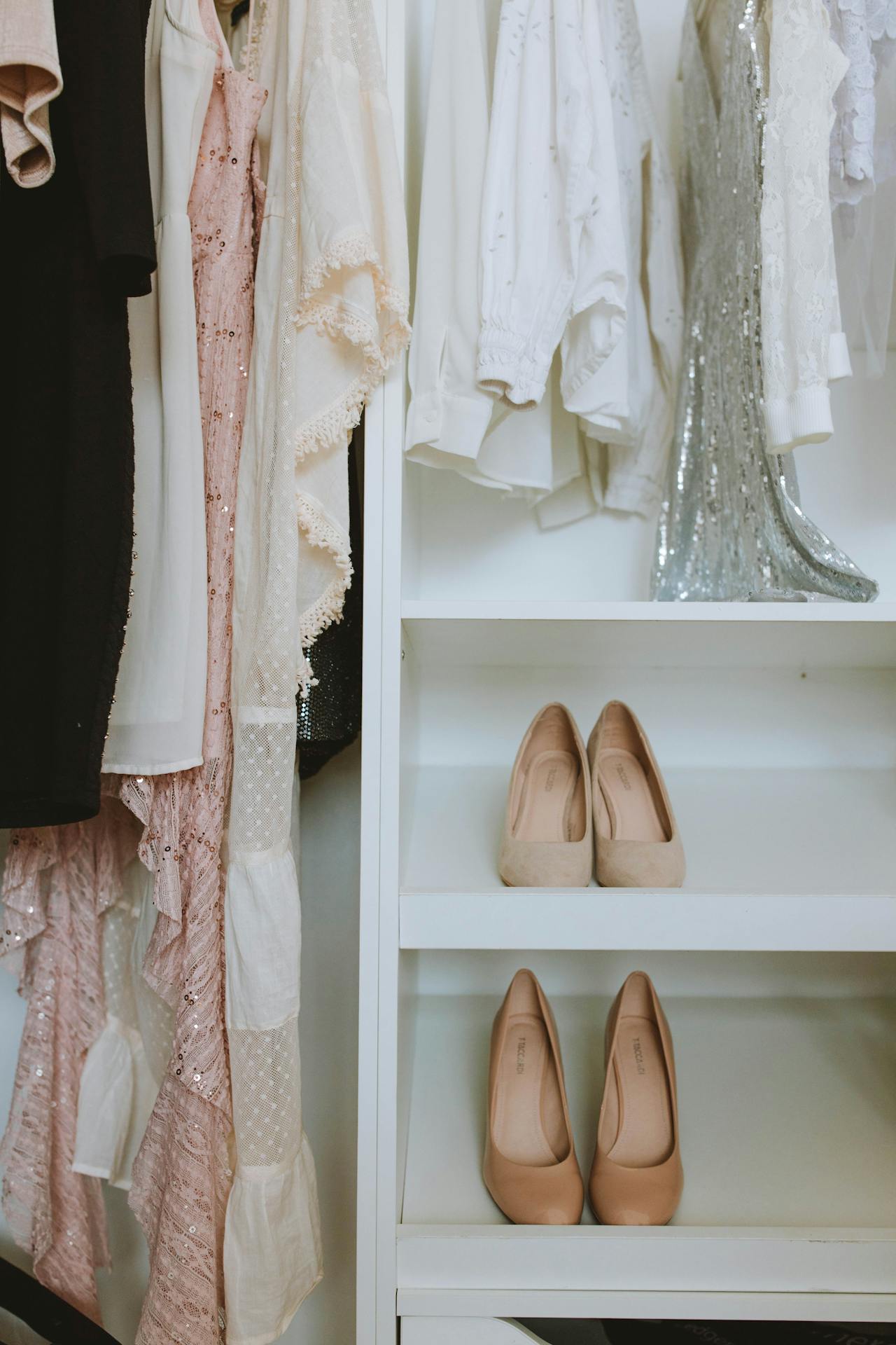 Vestidos y zapatos en un armario | Fuente: Pexels
