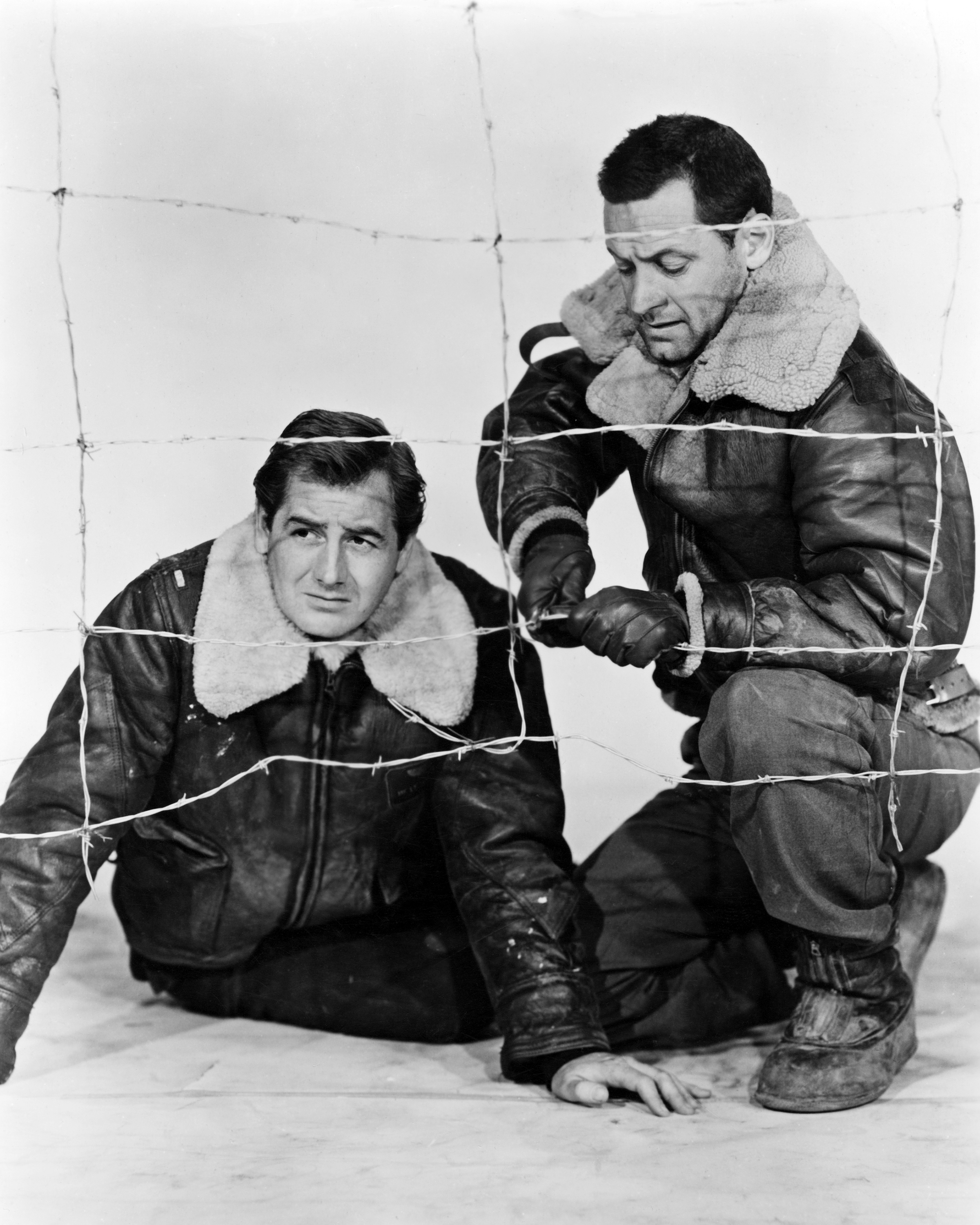 Don Taylor y William Holden en el plató de "Stalag 17", 1953 | Fuente: Getty Images