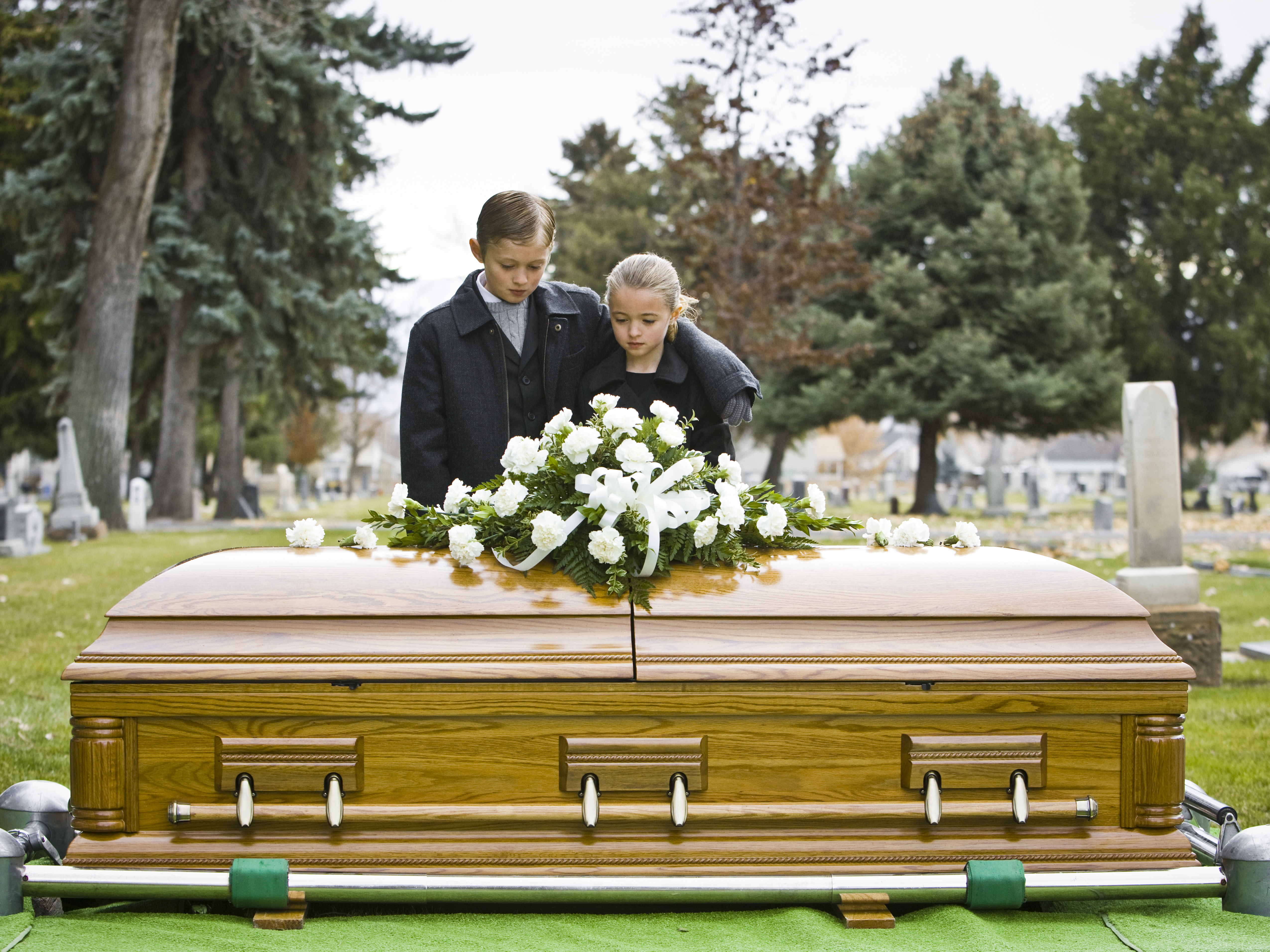 Un hermano y una hermana en un funeral | Fuente: Getty Images