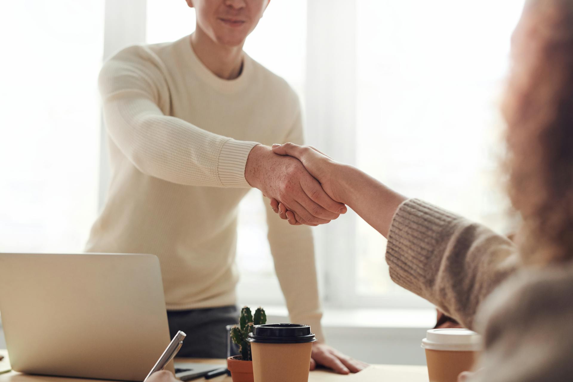 Un hombre dando la mano a un compañero de trabajo | Fuente: Pexels