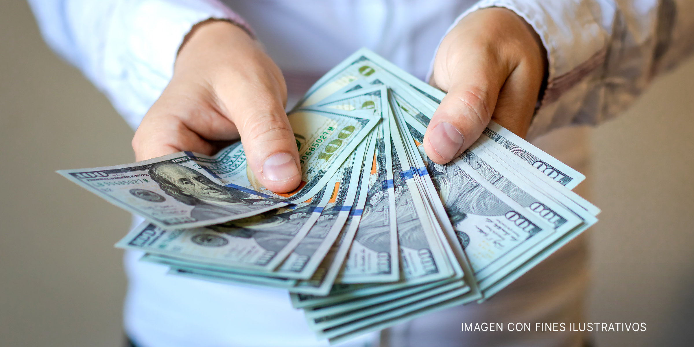 Billetes de dólar en mano | Foto: Shutterstock