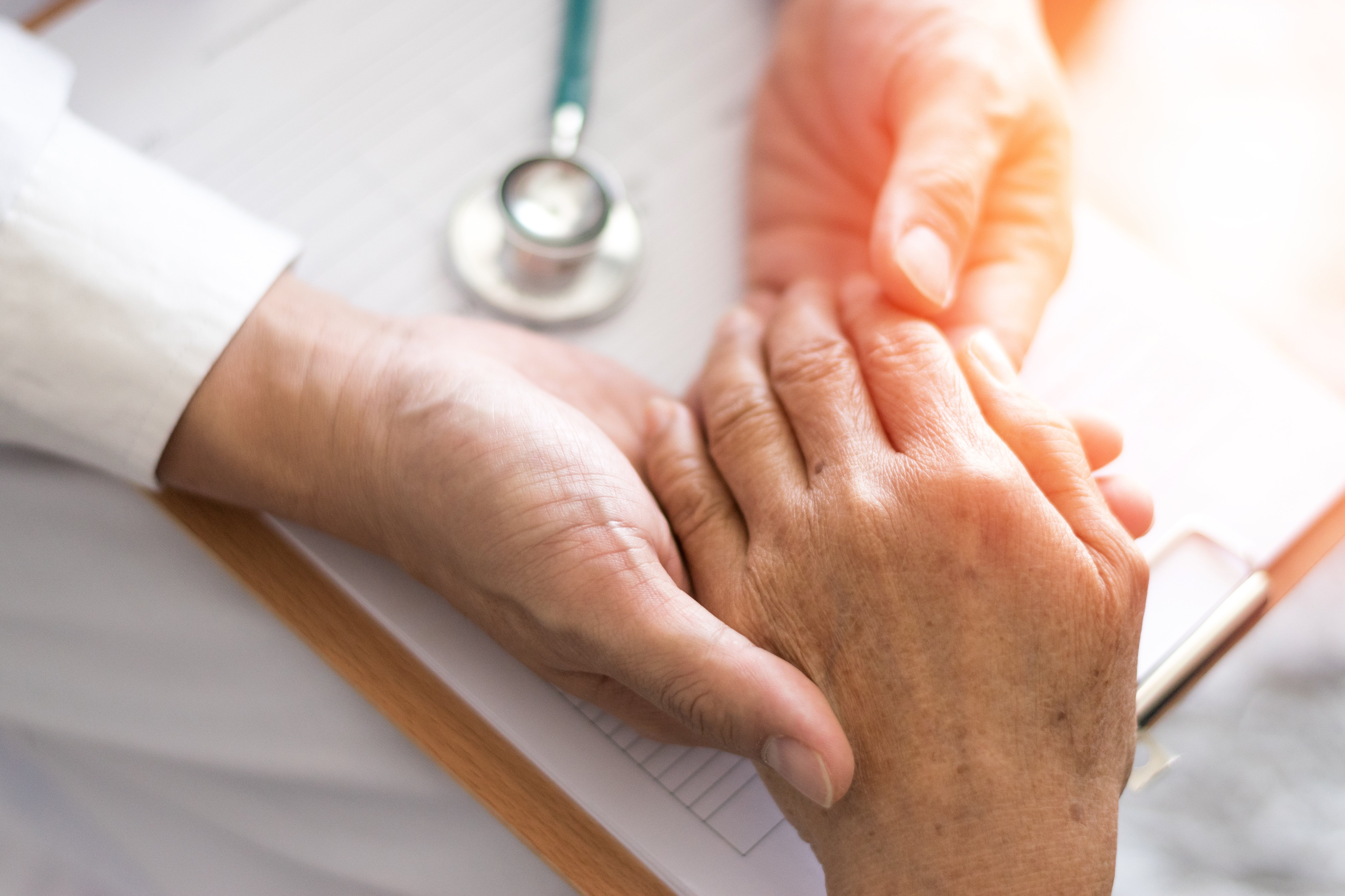 Médico revisa la mano de un paciente. Fuente: Shutterstock