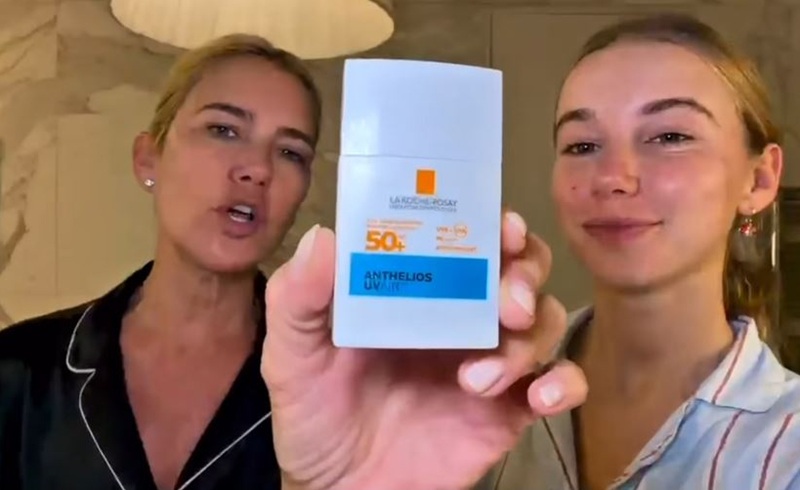 Valeria Mazza junto a su hija Taína mostrando el producto Anthelios UVAIR SPF50+ que utiliza para su rutina de belleza para la mañana | Fuente: Instagram/tainagravier